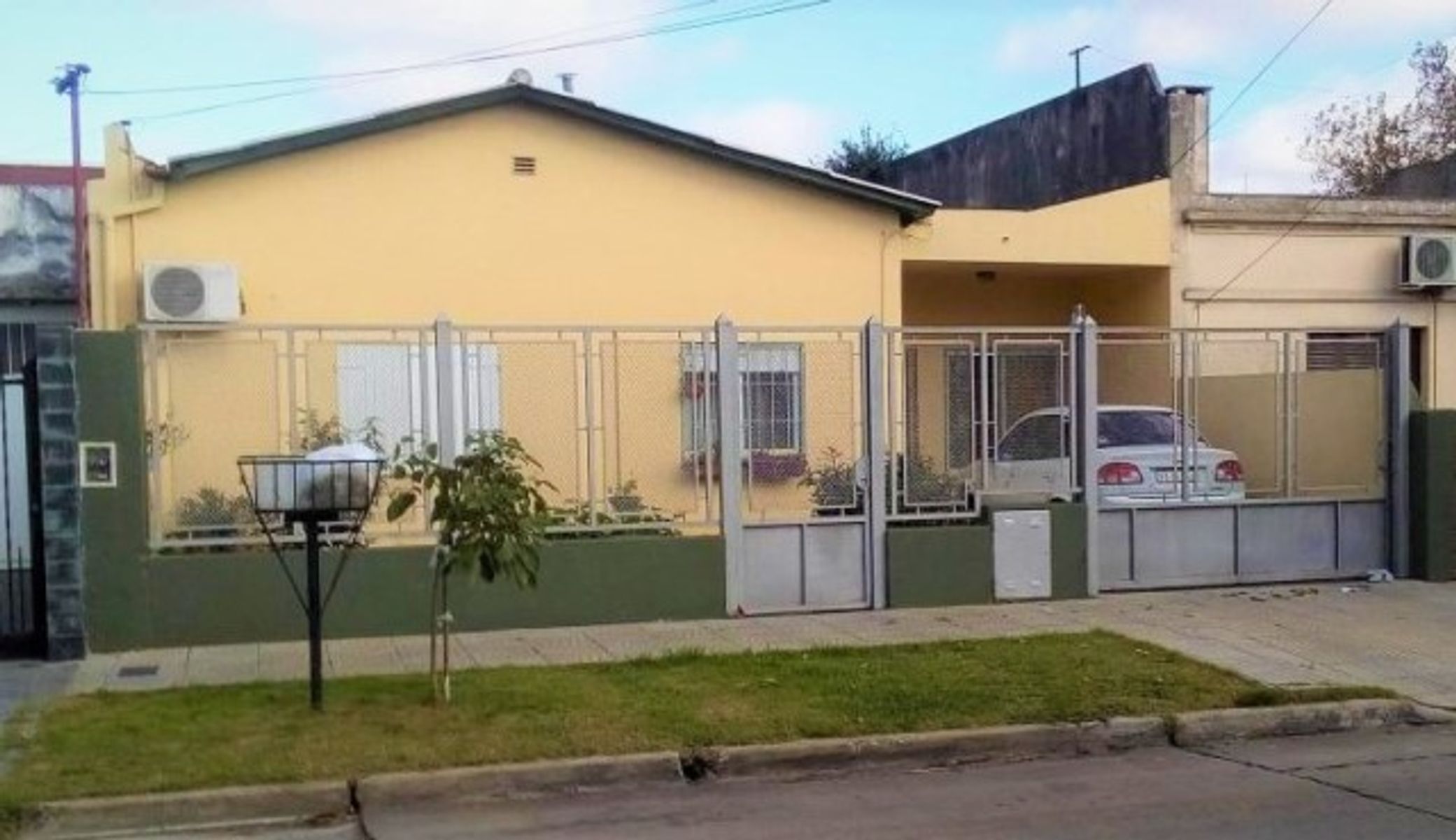 Casa de 3 ambientes con entrada de auto y fondo libre.