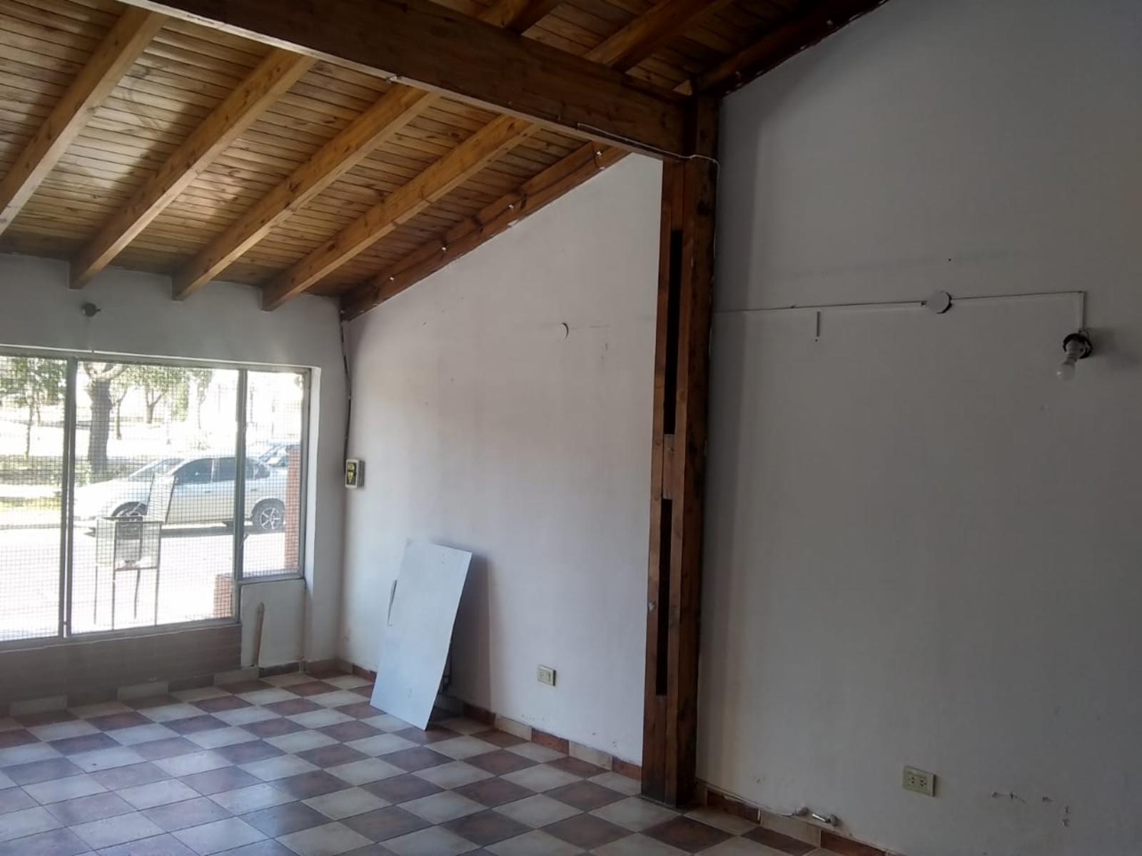 EXCELENTE LOCAL - ZONA COMERCIAL