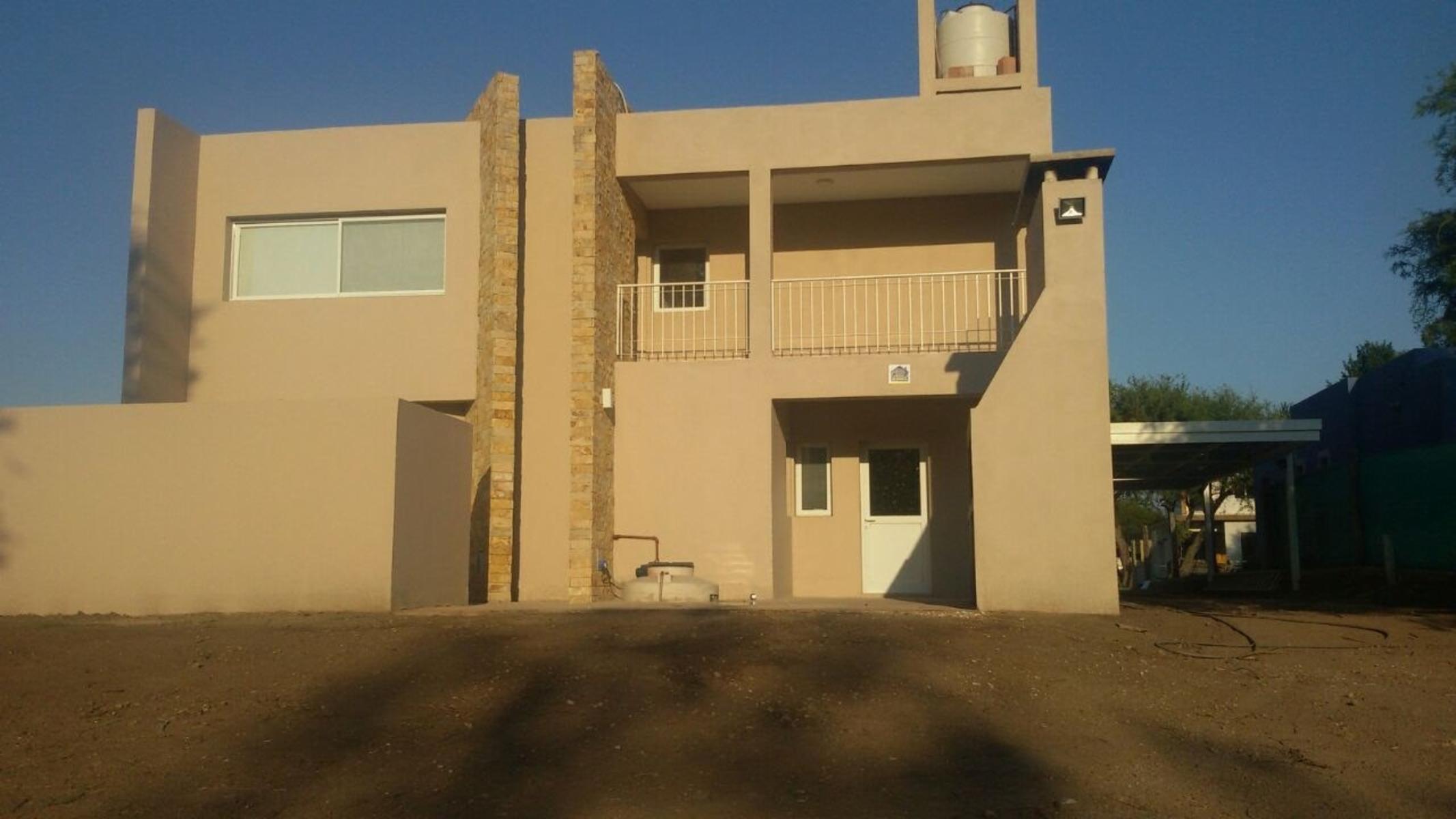 CASA EN BARRIO PRIVADO JUANA KOSLAY