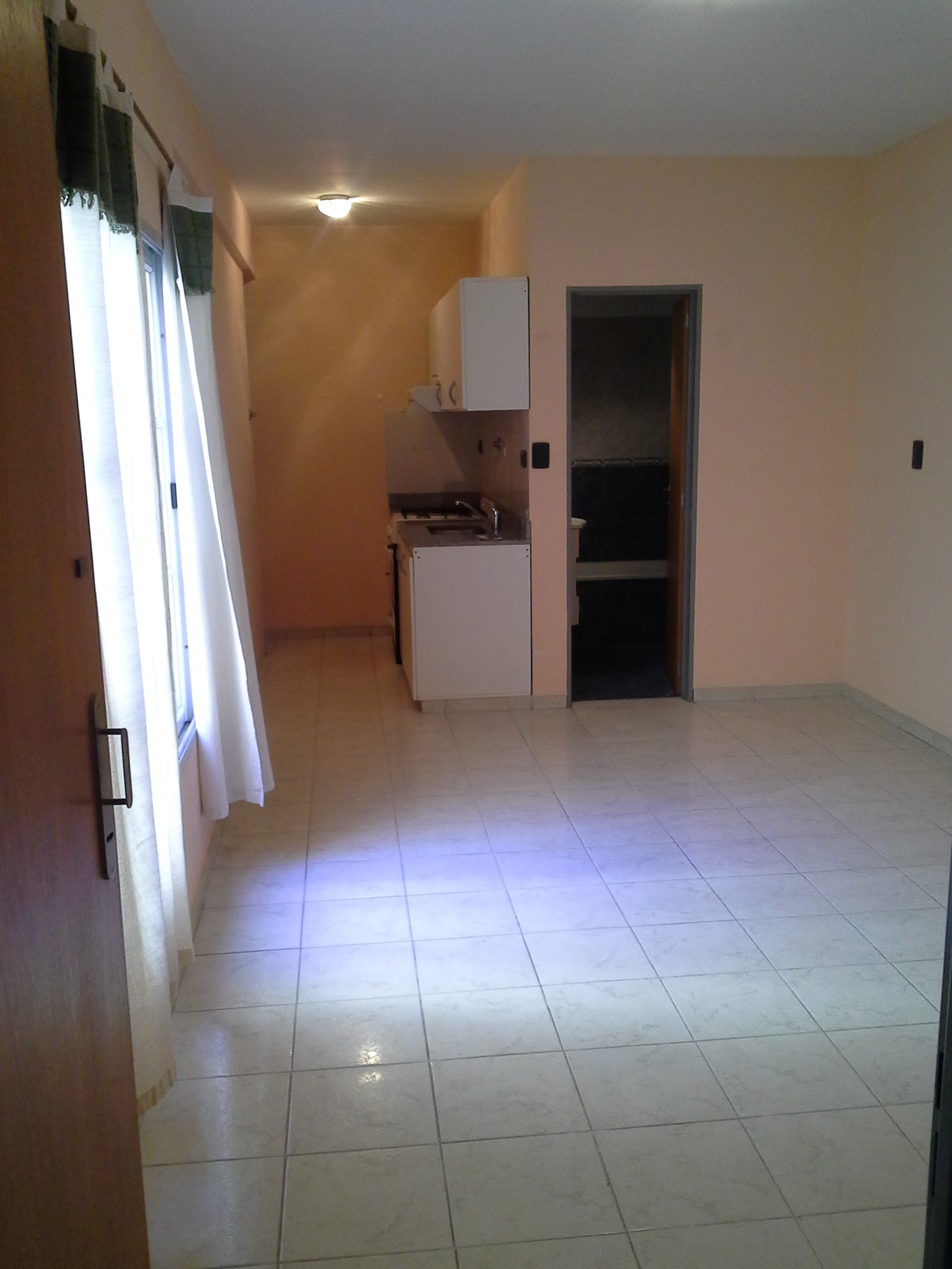 Dpto. de 2 amb., primer piso por escalera, a tres cuadras delaestación.Muy buen estado.