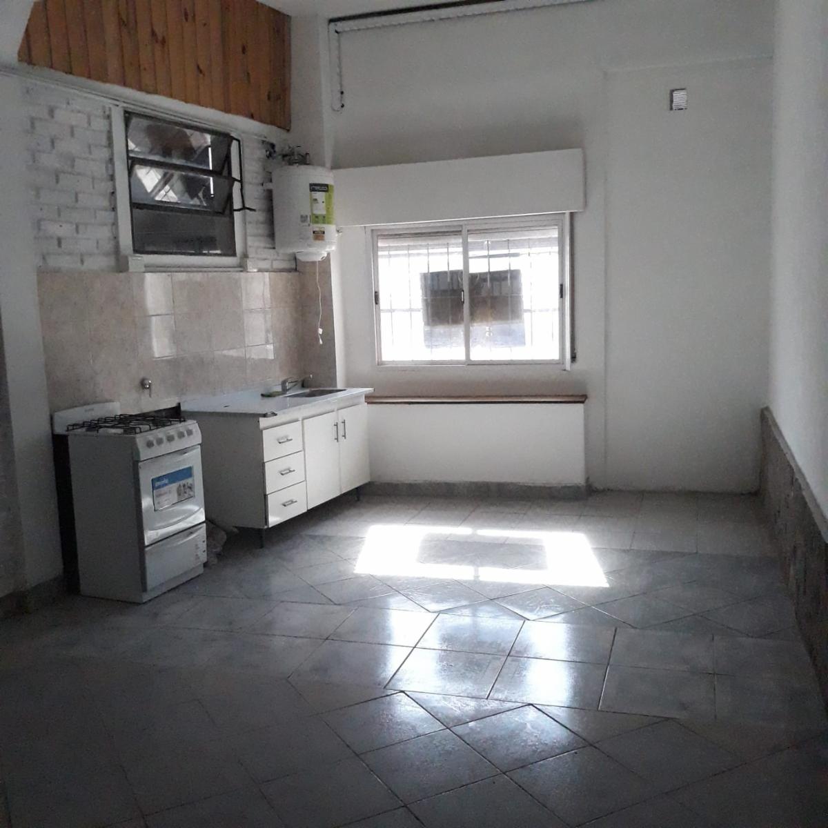 Dpto. tipo casa, de 2 ambientes al frente. Muy buen estado.