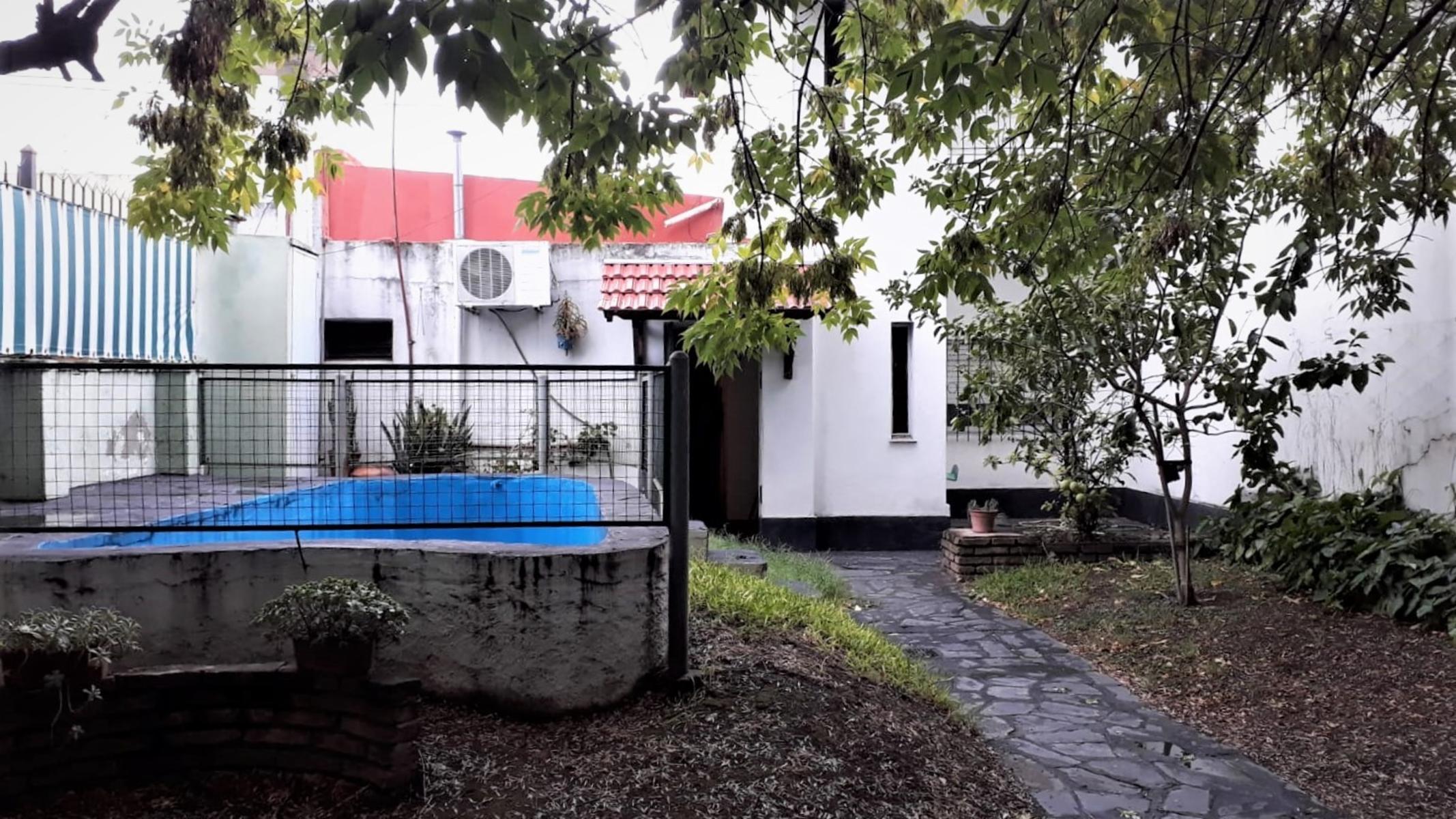 Amplia casa de 4 ambientes, con cochera semicubierta, jardín, fondo con pequeña pileta, quincho con parrilla y horno de barro + galpón guarda útiles.