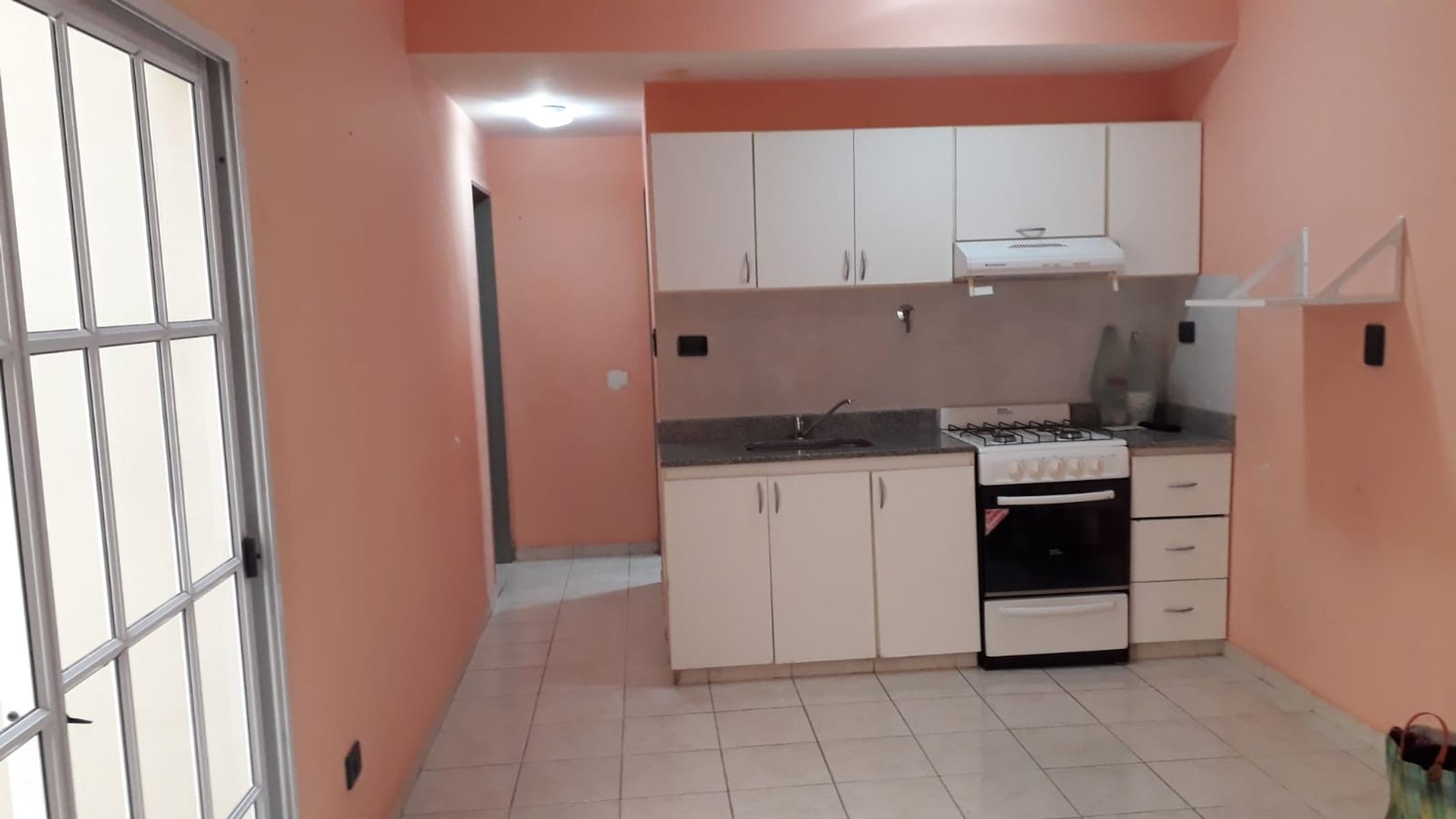 Dpto. de 2 amb., Planta Baja Lateral, con patio, a tres cuadras delaEstación ferroviaria. Muy buen estado.