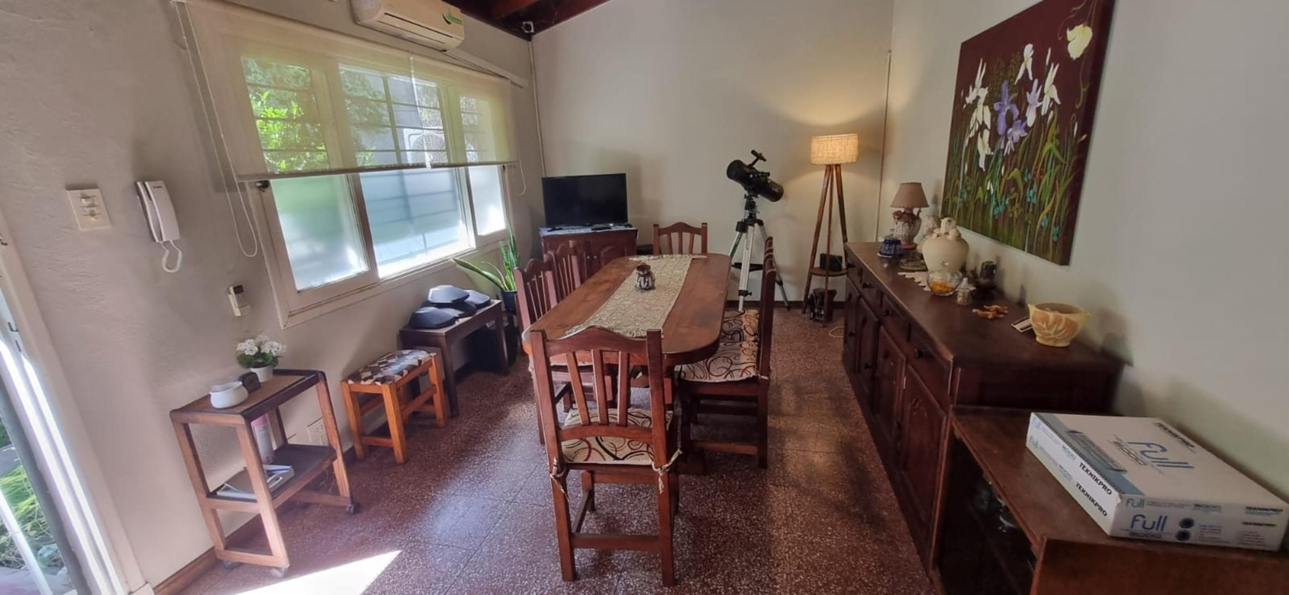 Excelente dpto. tipo casa lateral, de tres ambientes con patioyparrilla. Excelente ubicación y estado.