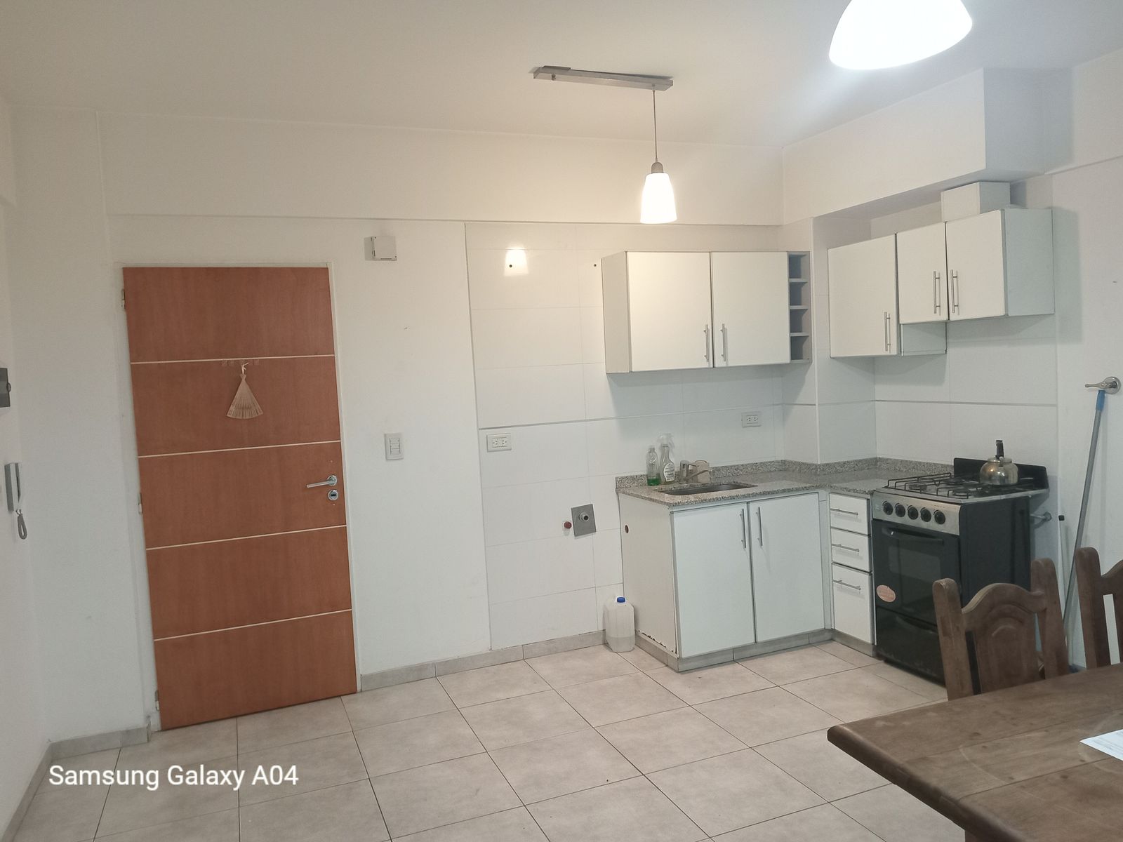 Amplio Dpto de dos ambientes, al frente con balcón (piso deck).Edificiocon SUM y piscina.