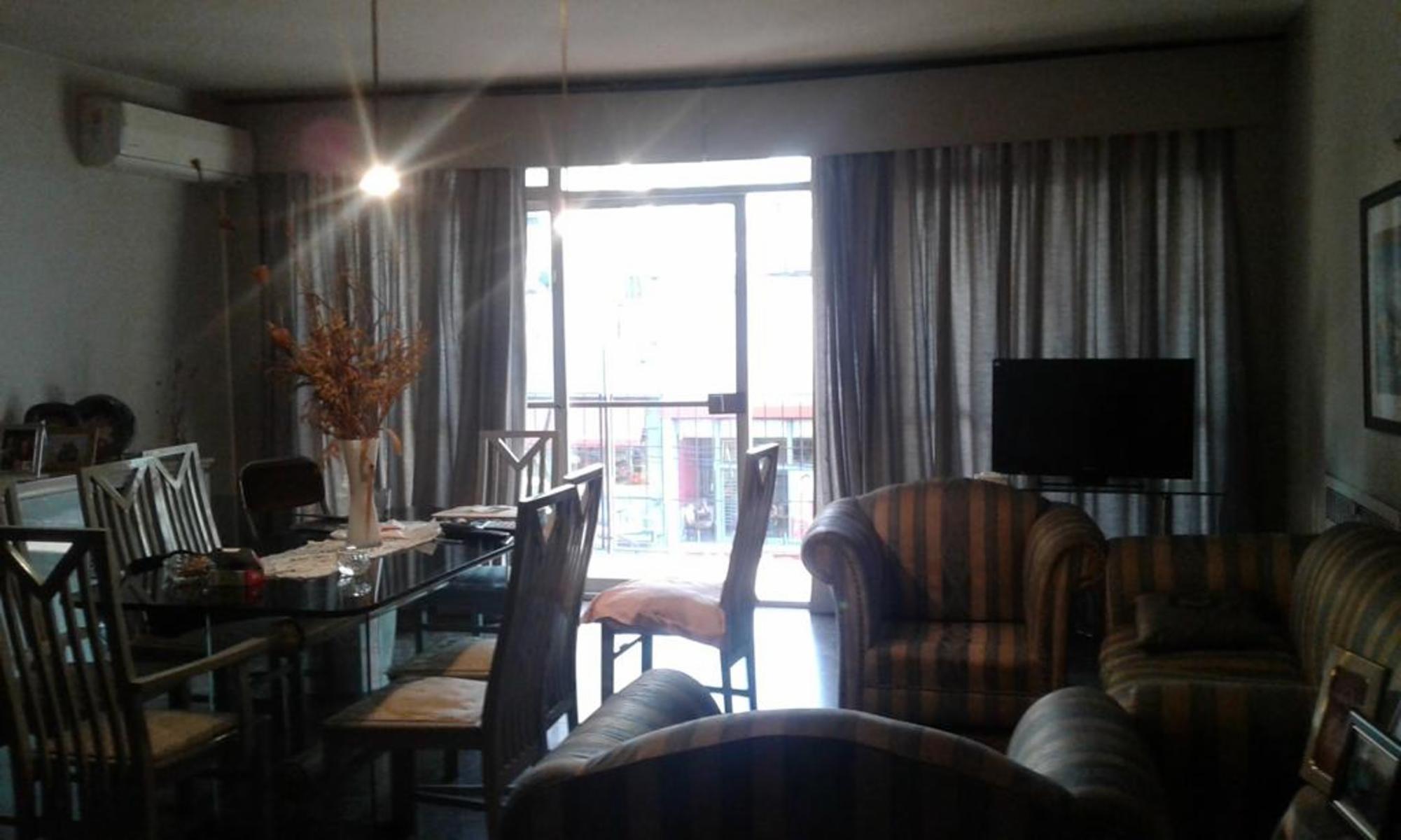 VENTA DE AMPLIO DEPARTAMENTO DE 4 AMBIENTES AL FRENTE MAS DEPENDENCIA DE SERVICIO, BALCÓN Y PATIO CUBIERTO