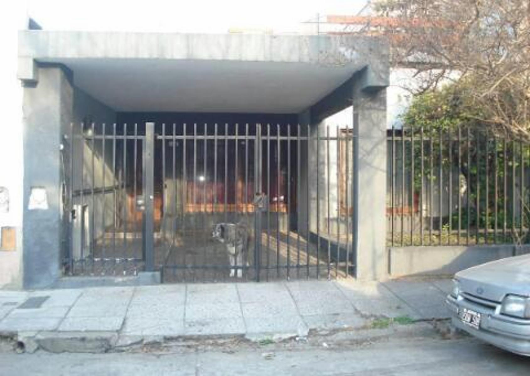 CASA DE 4 AMBIENTES, PATIO, GARAGE ZONA MATADEROS