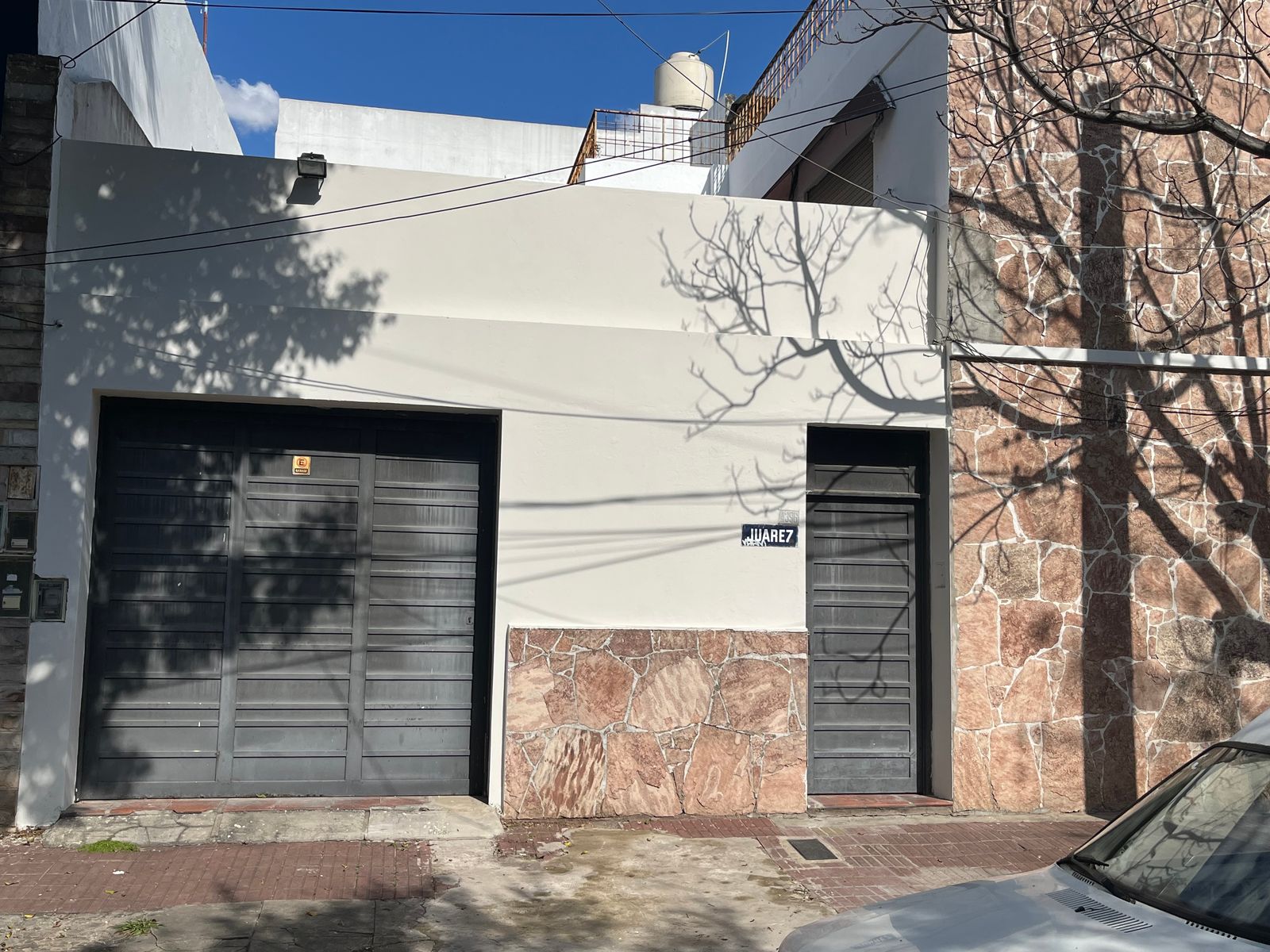 Casa 4 ambientes con patio y cochera