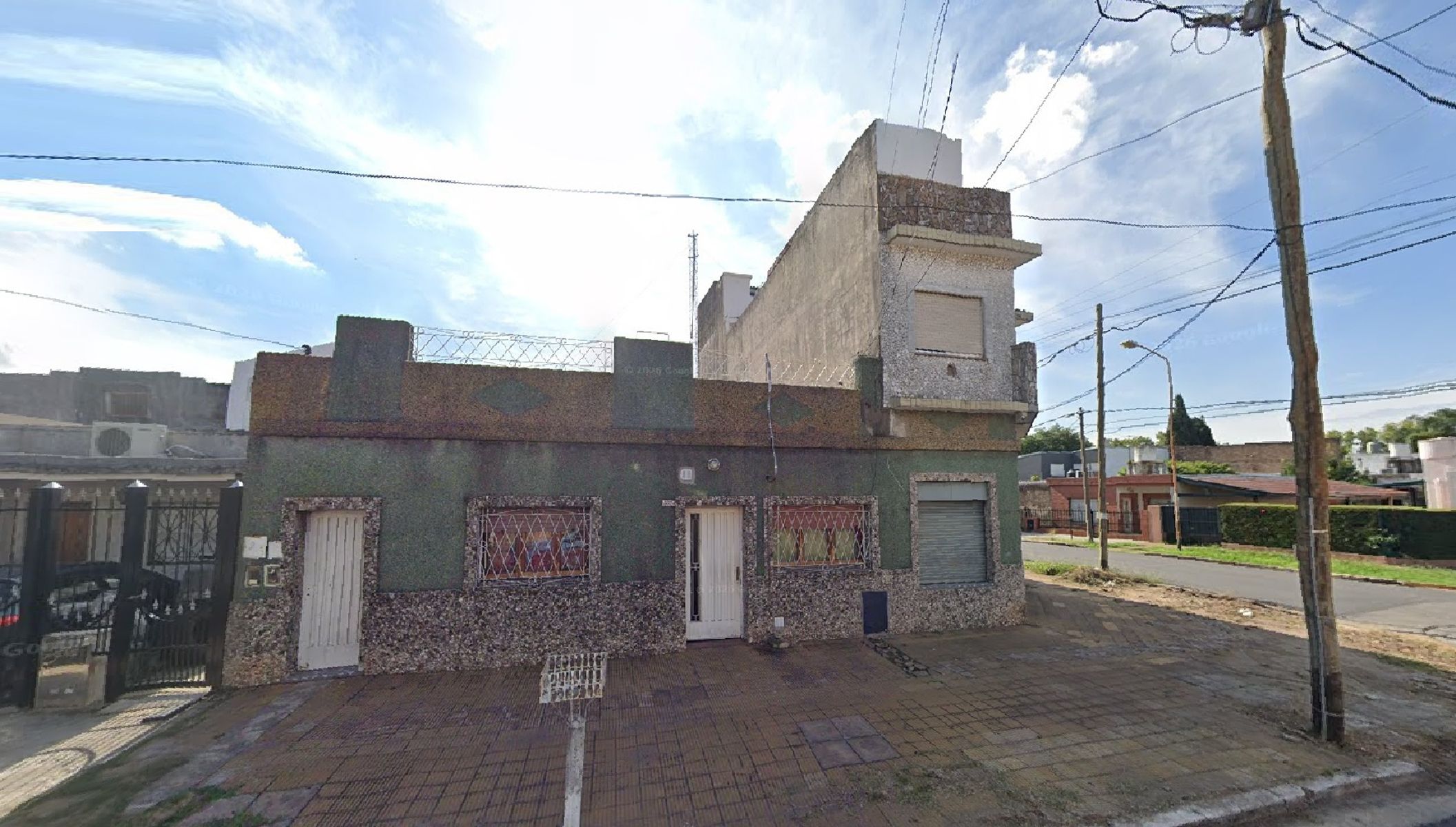 A498 Alquiler V. Luzuriaga Casa 3 Amb. sobre Miguel Cane al 1900