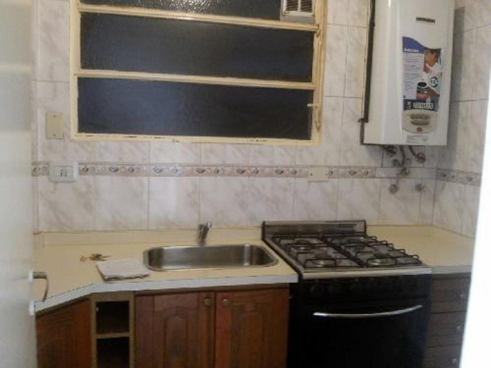 MUY BUEN DEPARTAMENTO CON BALCON AL FRENTE LA FRONDA 1600 FLORES.