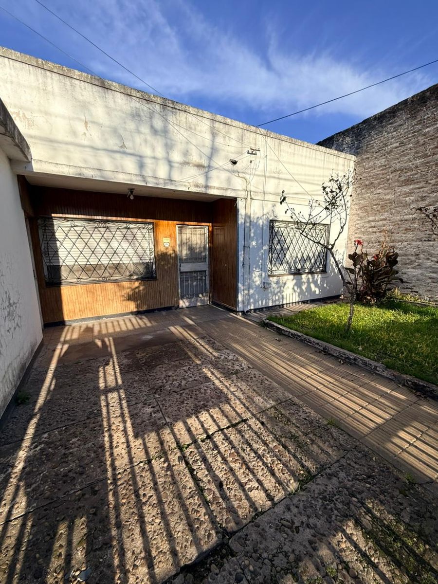 VENTA PROPIEDAD DOS AMBIENTES . ADEMÁS DPTO AL FONDO