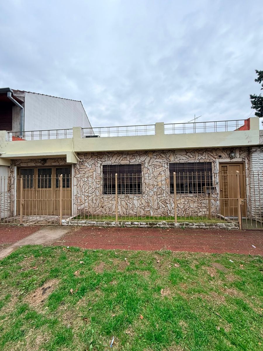 ALQUILER CASA 4 AMBIENTES, CON GARAJE CUBIERTO