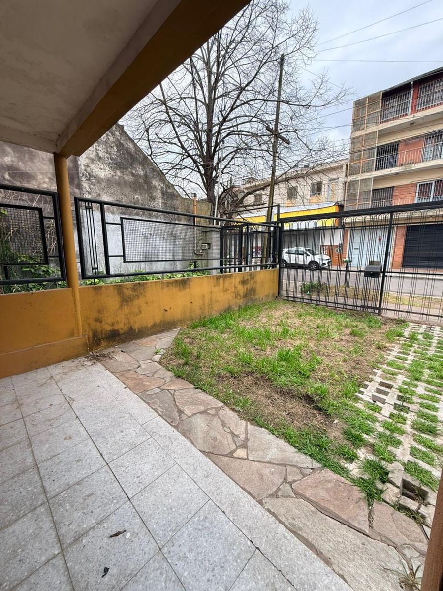 ALQUILER CASA 3 AMBIENTES, CON ENTRADA PARA AUTO