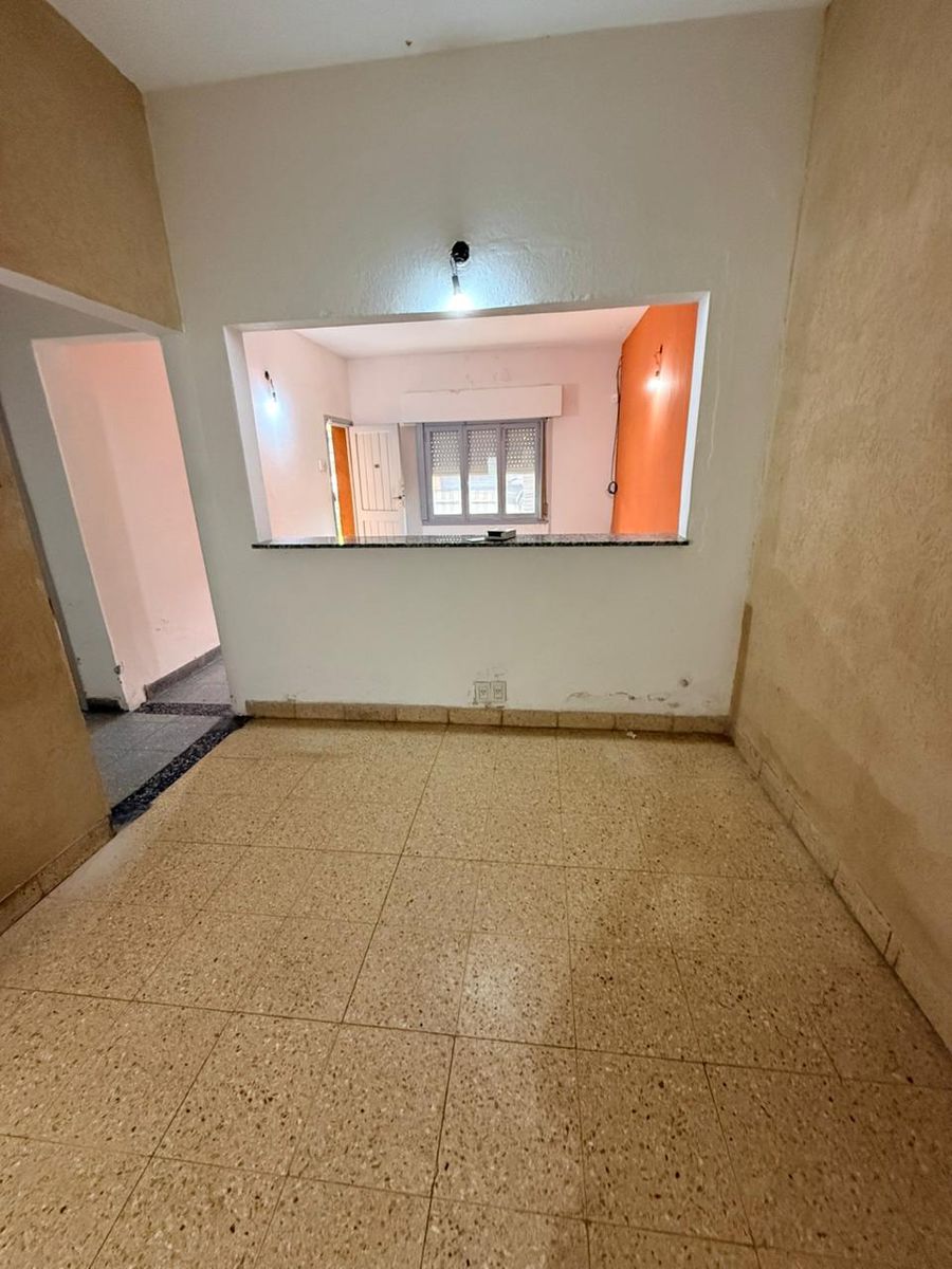 ALQUILER CASA 3 AMBIENTES, CON ENTRADA PARA AUTO