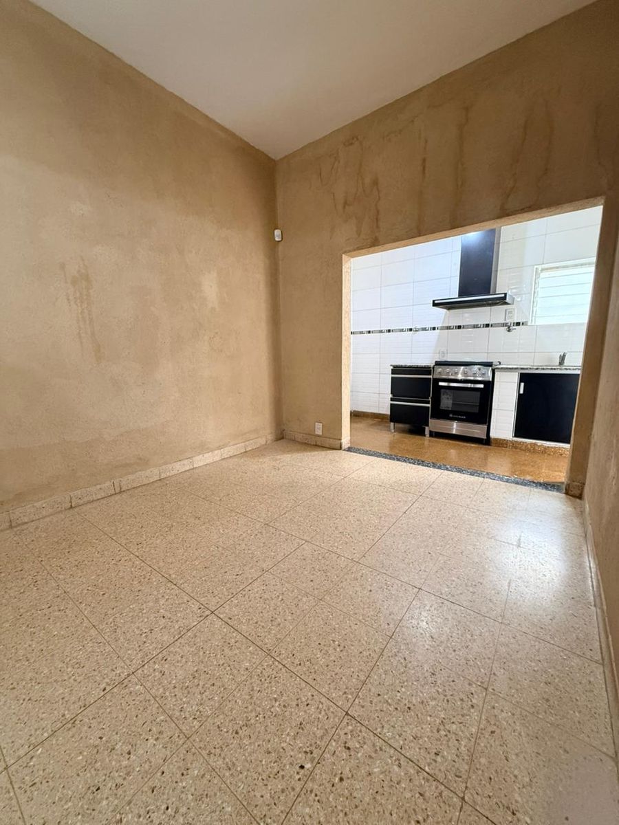 ALQUILER CASA 3 AMBIENTES, CON ENTRADA PARA AUTO