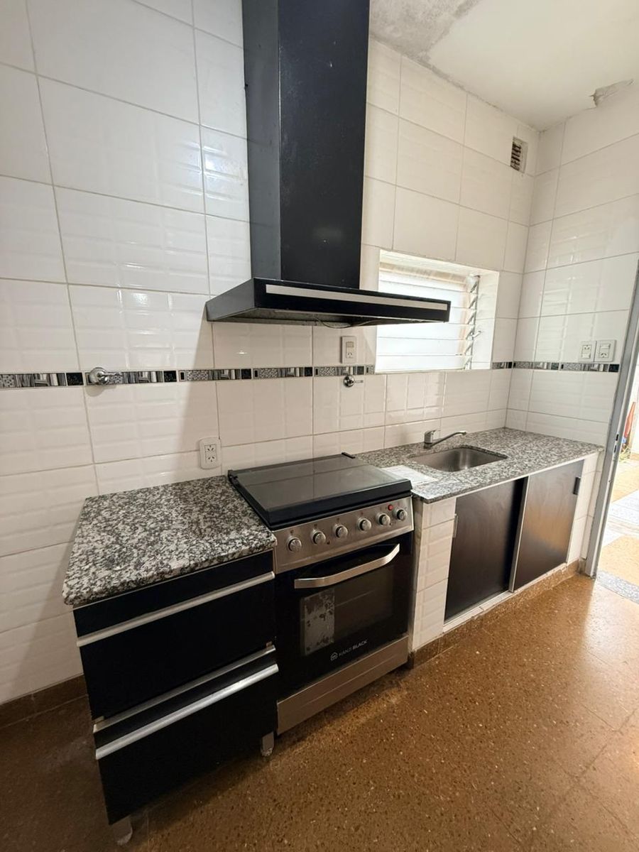 ALQUILER CASA 3 AMBIENTES, CON ENTRADA PARA AUTO