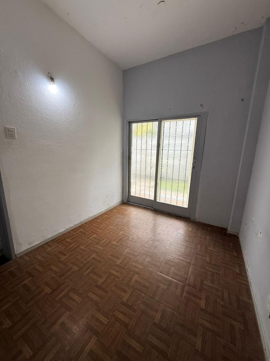 ALQUILER CASA 3 AMBIENTES, CON ENTRADA PARA AUTO
