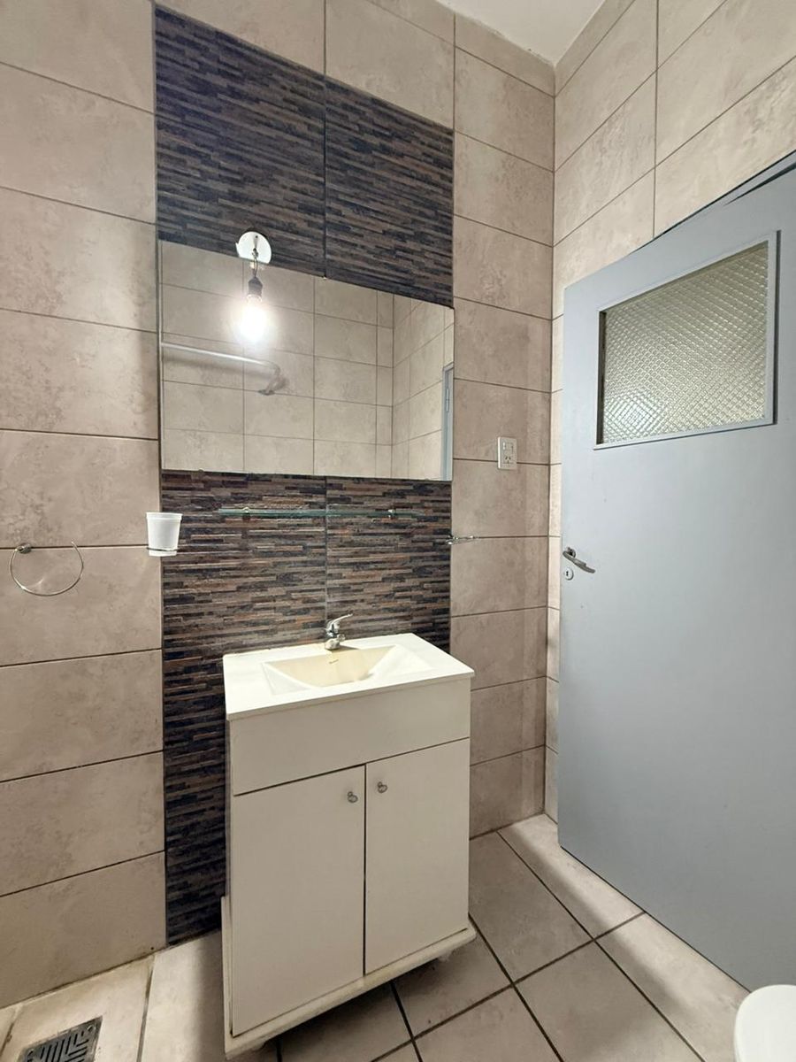 ALQUILER CASA 3 AMBIENTES, CON ENTRADA PARA AUTO