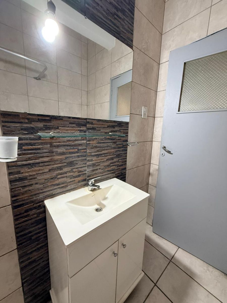 ALQUILER CASA 3 AMBIENTES, CON ENTRADA PARA AUTO
