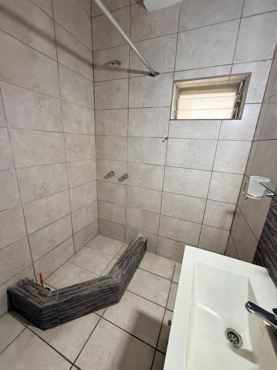 ALQUILER CASA 3 AMBIENTES, CON ENTRADA PARA AUTO