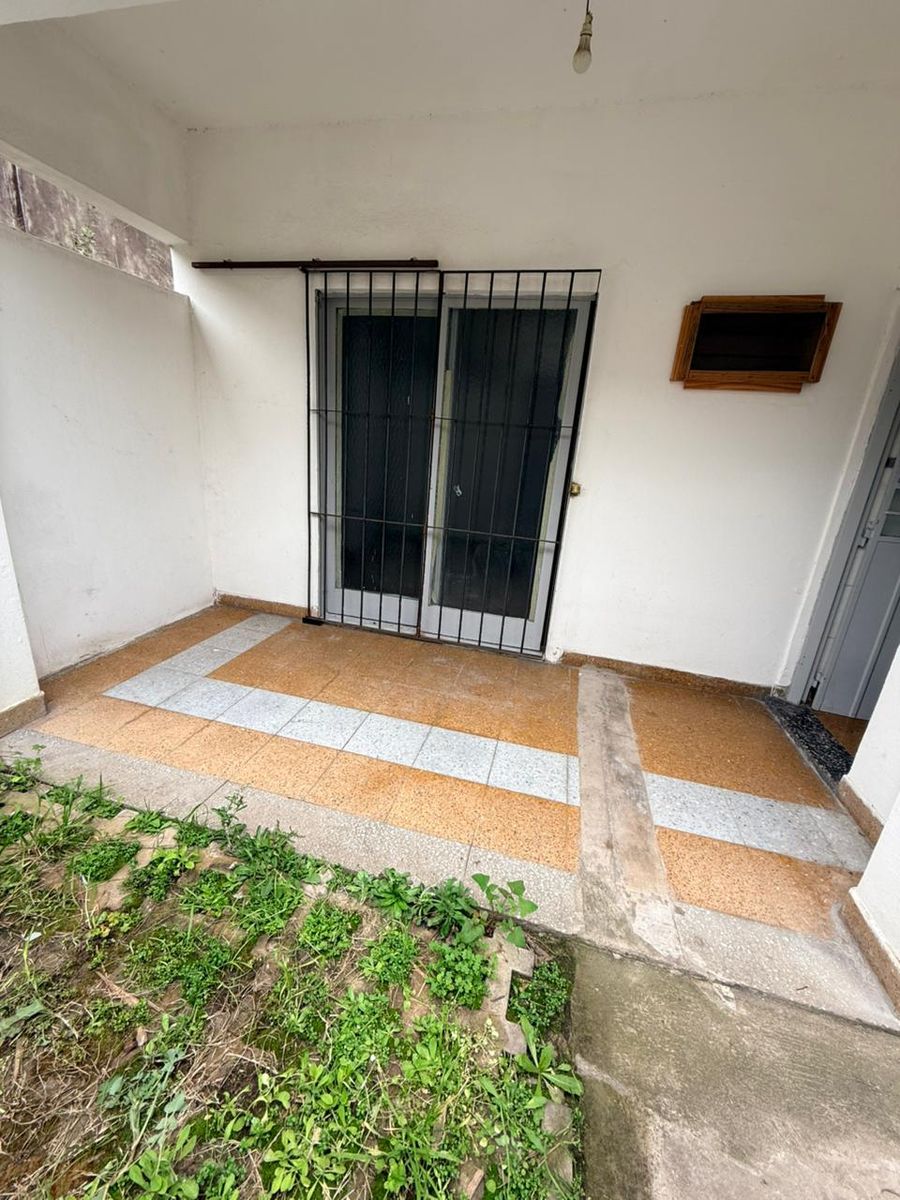 ALQUILER CASA 3 AMBIENTES, CON ENTRADA PARA AUTO