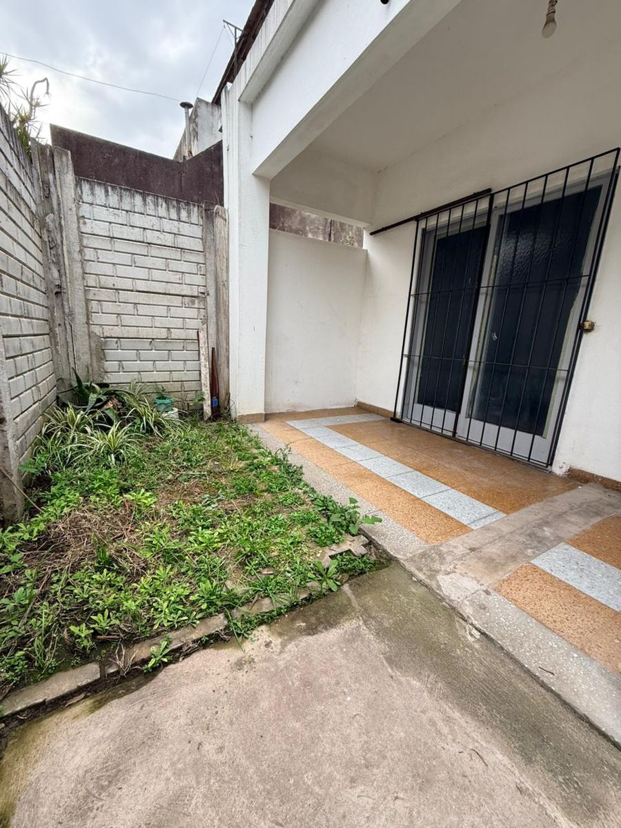 ALQUILER CASA 3 AMBIENTES, CON ENTRADA PARA AUTO