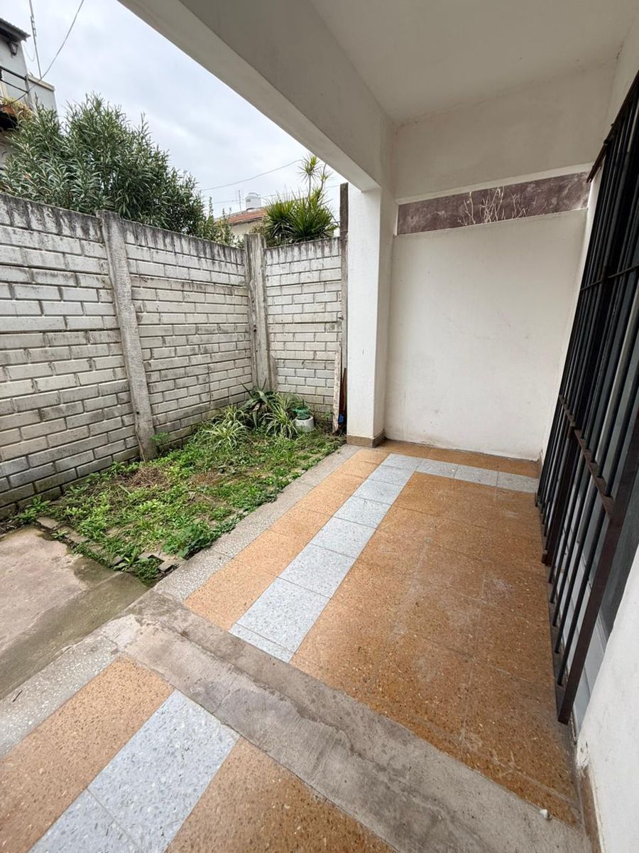 ALQUILER CASA 3 AMBIENTES, CON ENTRADA PARA AUTO