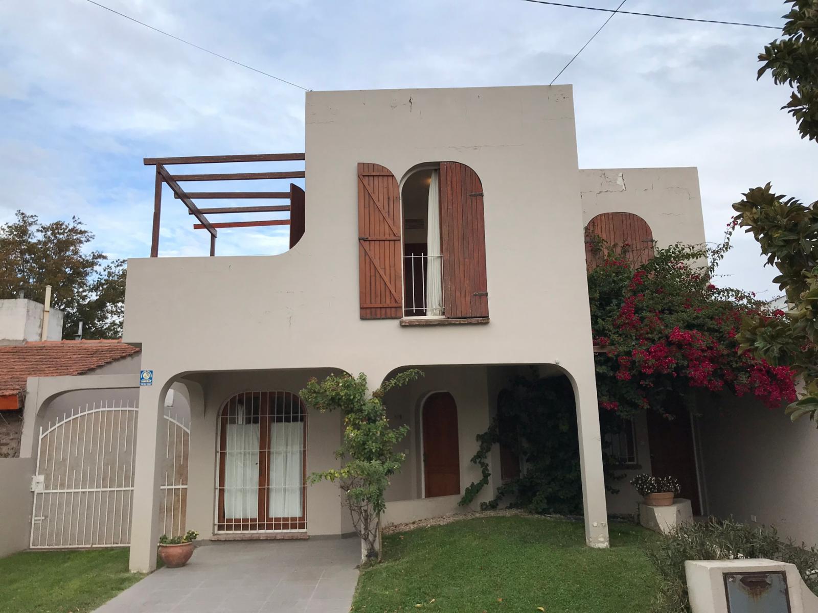 Casa venta cortada 20 de Octubre - Centro