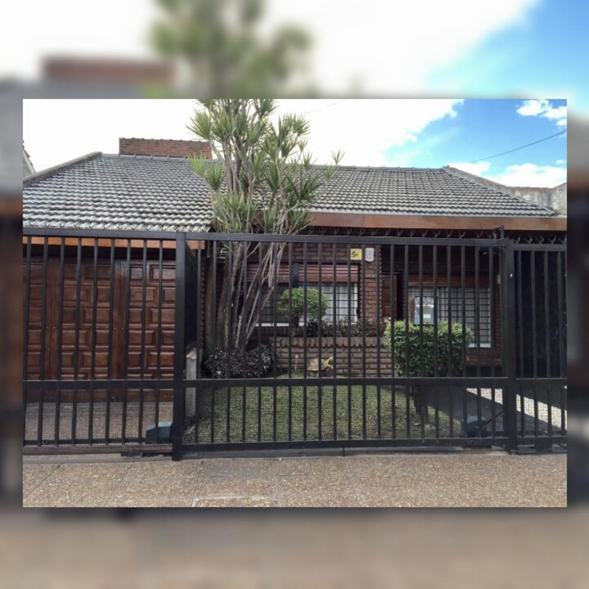 Venta casa 5 ambientes 3 dormitorios piscina cochera en Castelar