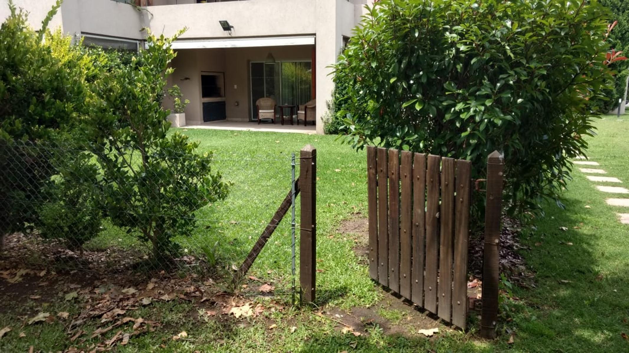 Venta Departamento Dormie PB  3 ambientes 2 dormitorios galeria parrilla jardin cochera en CC El Nacional