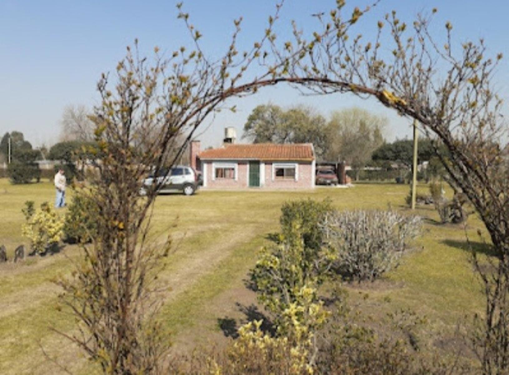 Excelente Lote 5470m2  con casa quinta y departamentos en Moreno