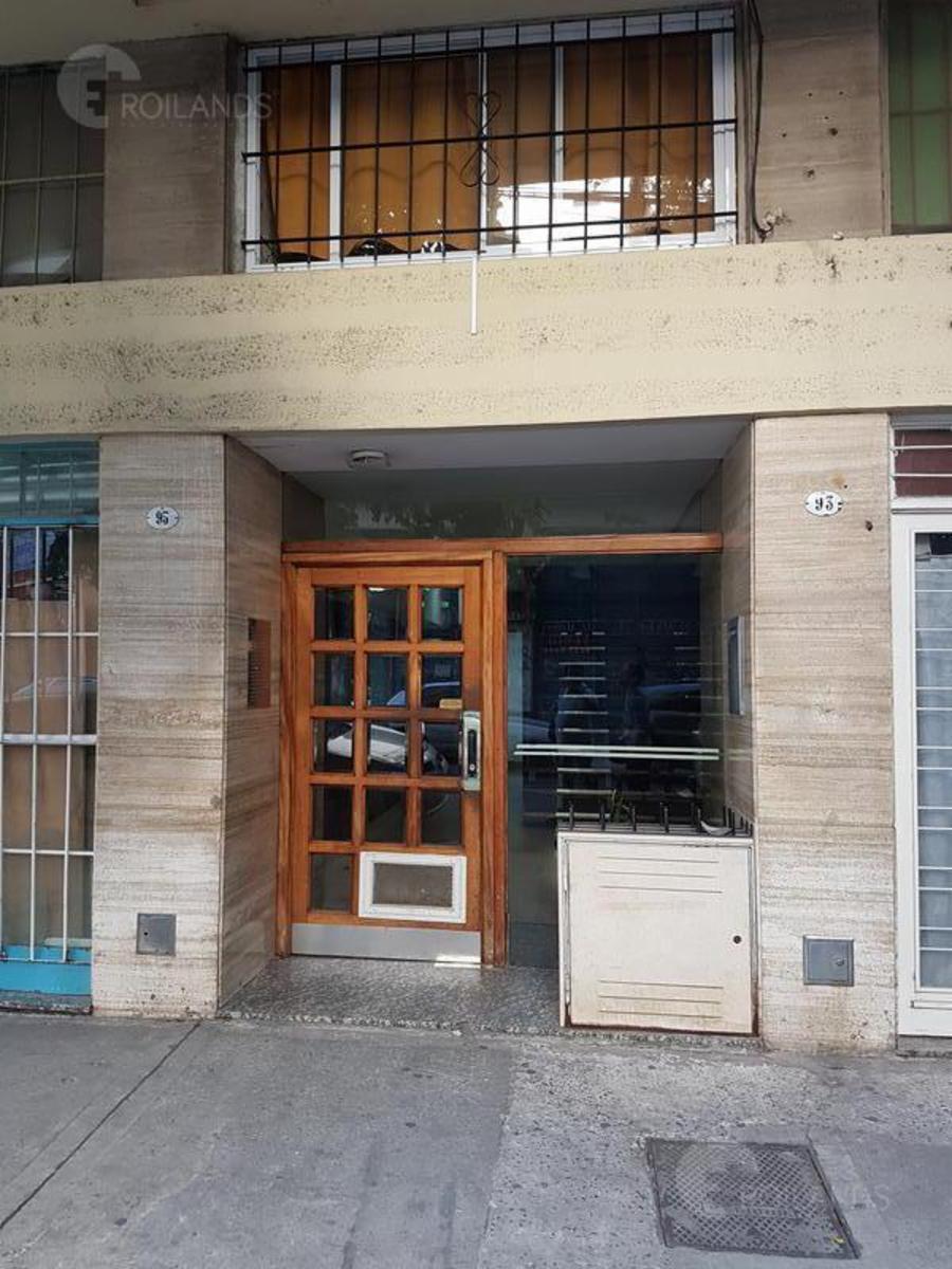 Excelente departamento 2 ambientes reciclado en Flores