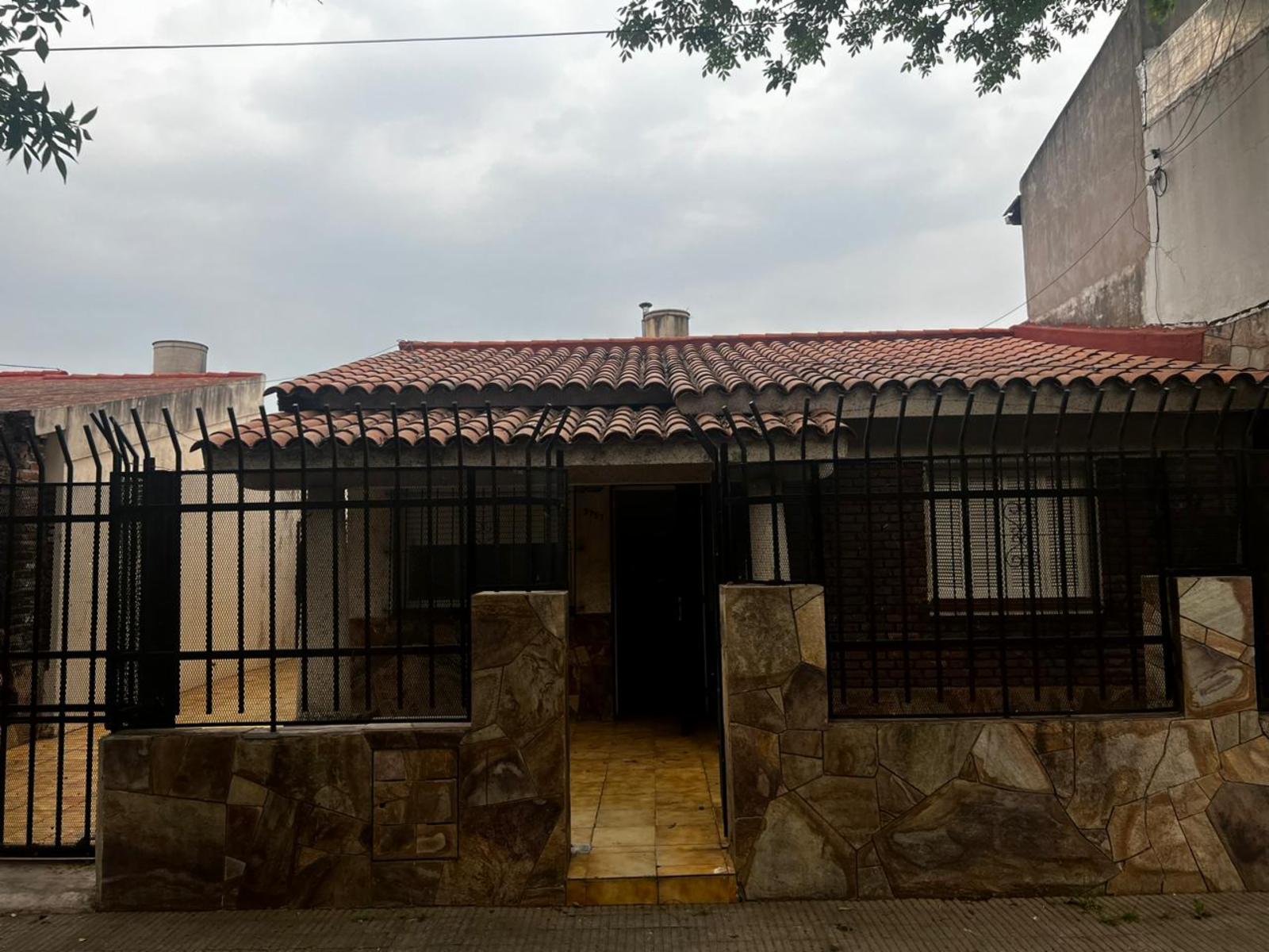 Callao 3767- casa al frente-