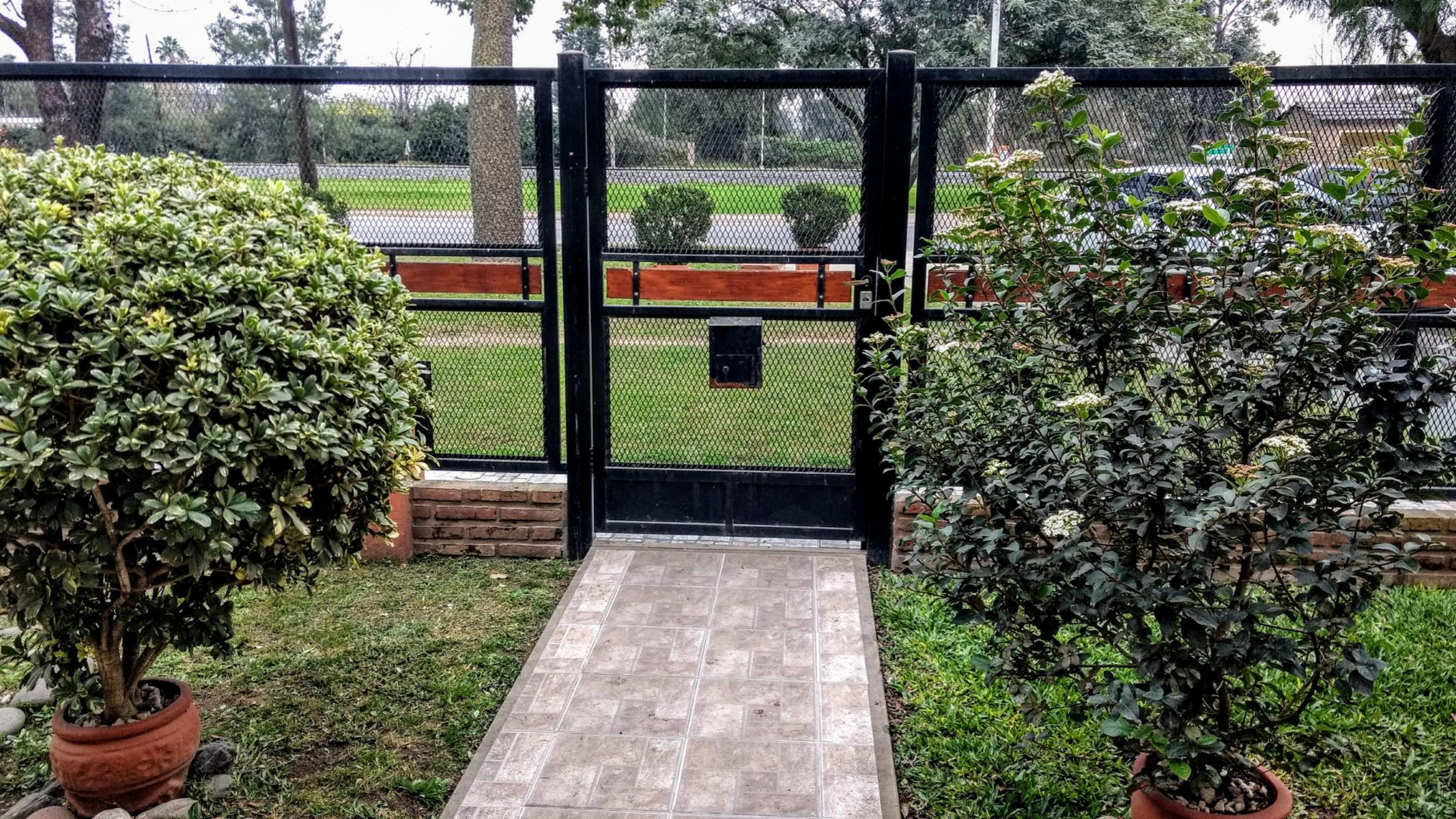 VENTA CASA EN OLIVEROS CON PARQUE Y PILETA