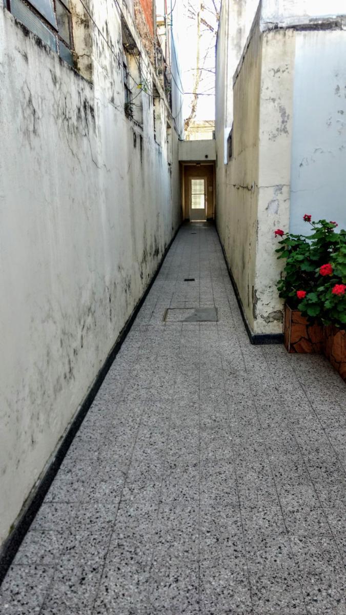 VENTA 1ro. DE MAYO 2936 PASILLO 2 DORMITORIOS 80m2
