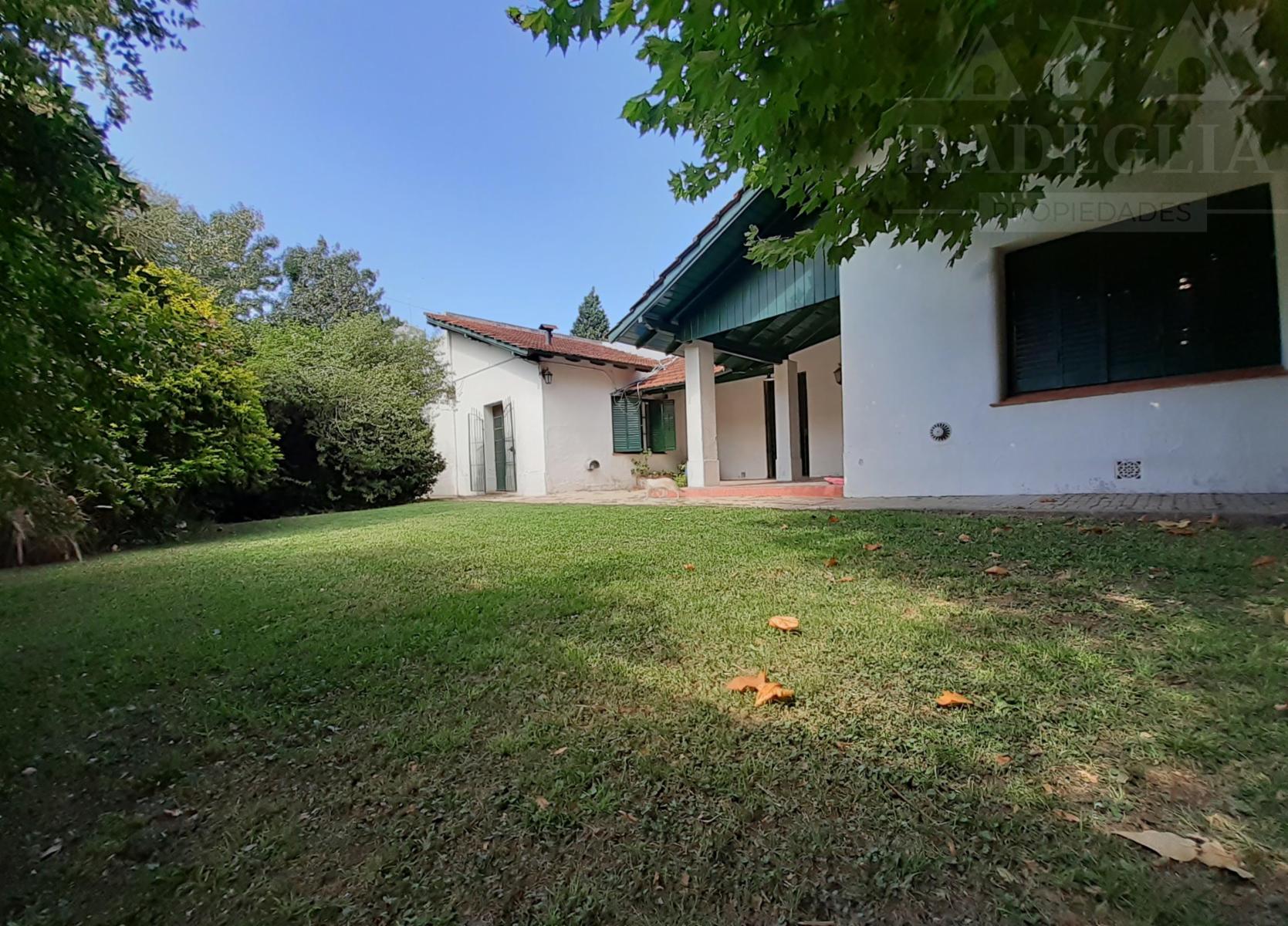 Chalet Ingles sobre calle Pres. Arturo Illia, a 100 de importante avenida- R. Calzada
