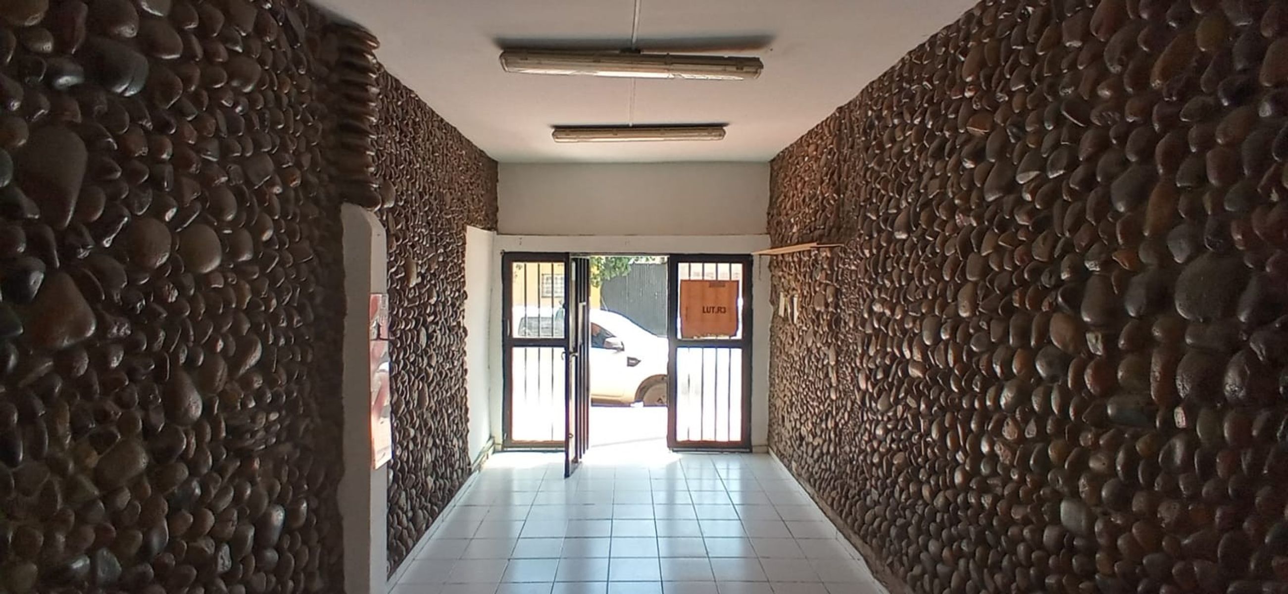 DORREGO  Ubicadísimo Lamadrid  Dorrego  90 m2 totales  $ 320.000  IMPERIO INMOBILIARIA Mza