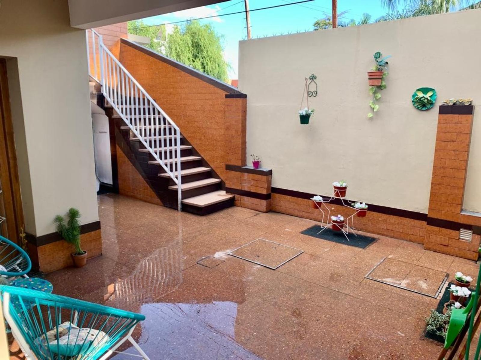 CASA DE 4 AMBiENTES EN VENTA EN CASTELAR VENDO O PERMUTO