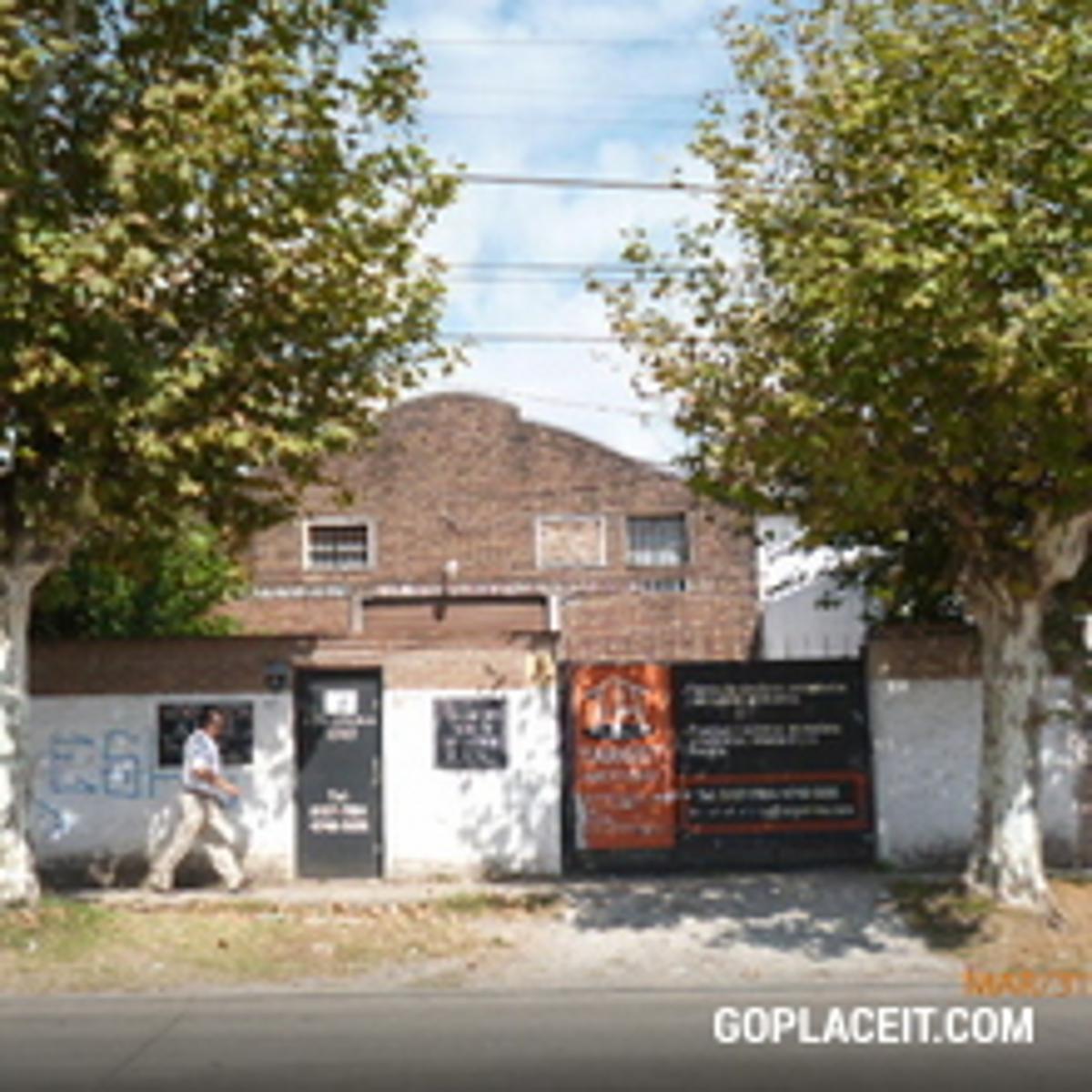 Importante y gran Galpon en Adolfo Sordeaux