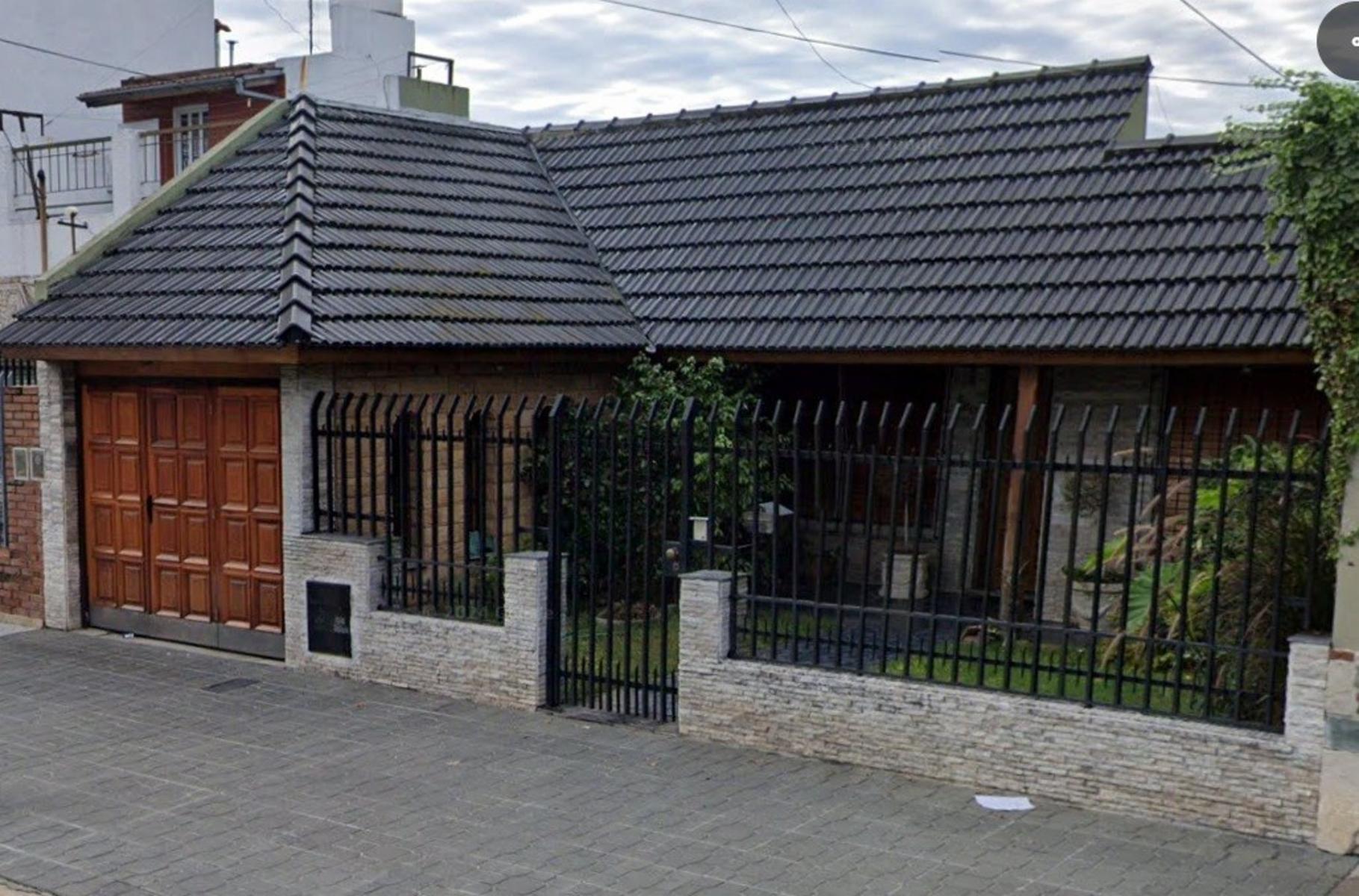 Excelente casa en lote propio