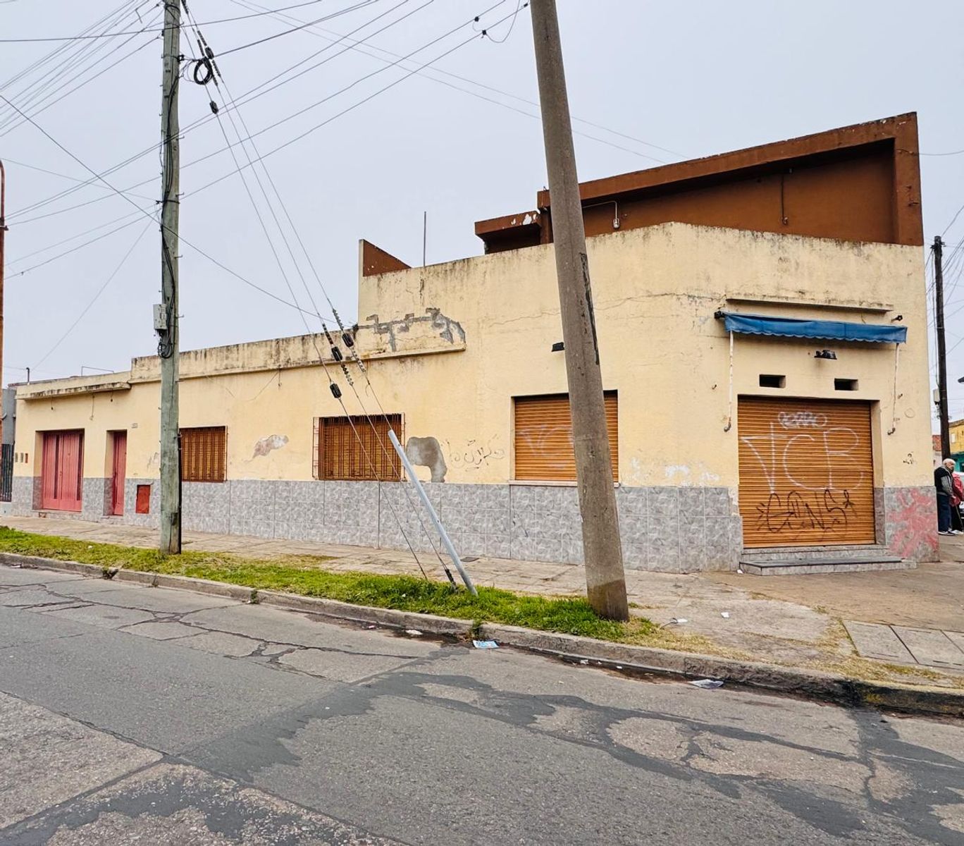 Casa multifamiliar con local