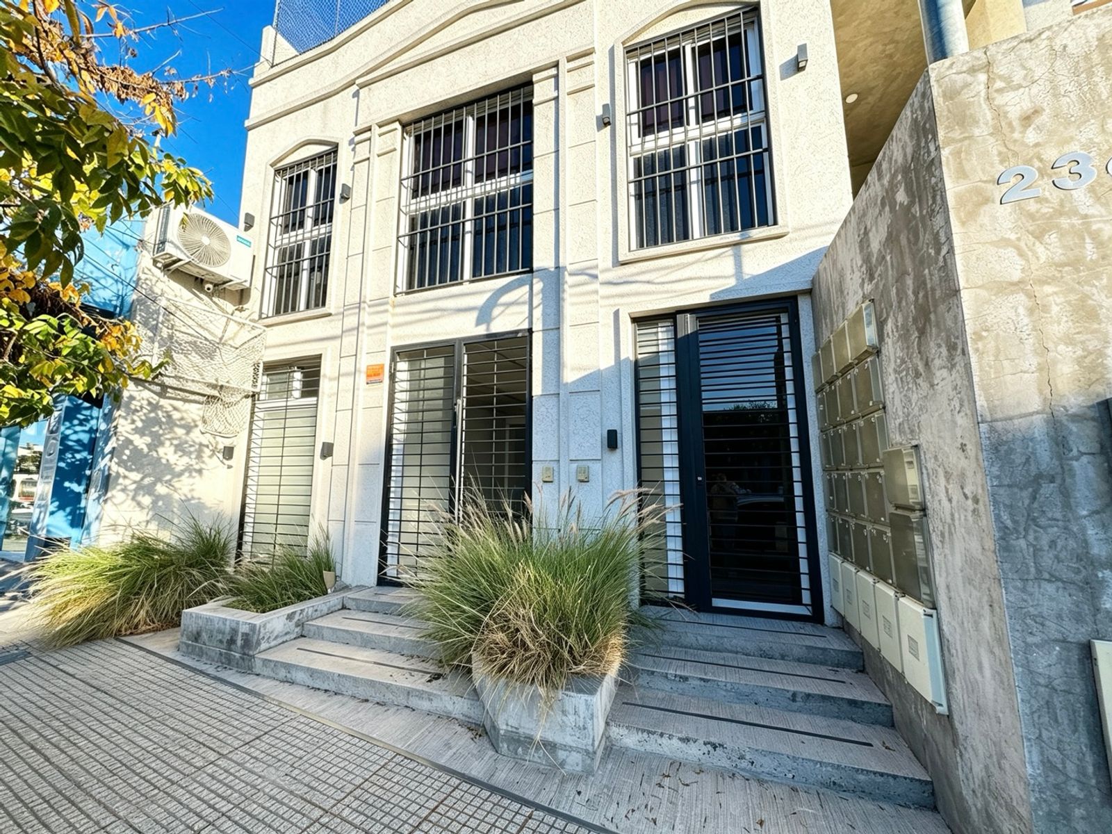 Venta Local Comercial Con Amplio Parque En Haedo