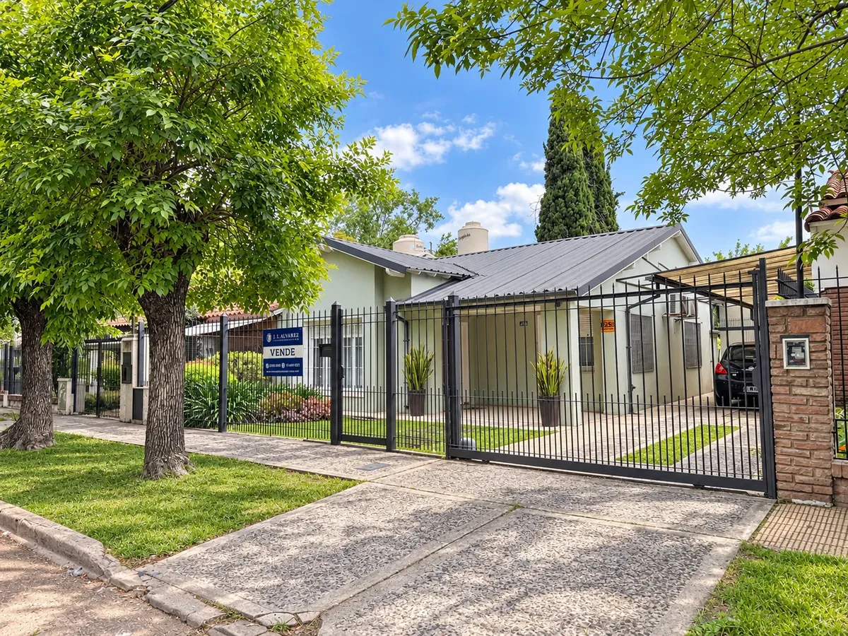 Venta Casa 3 Ambientes Con Patio y Cochera - El Palomar