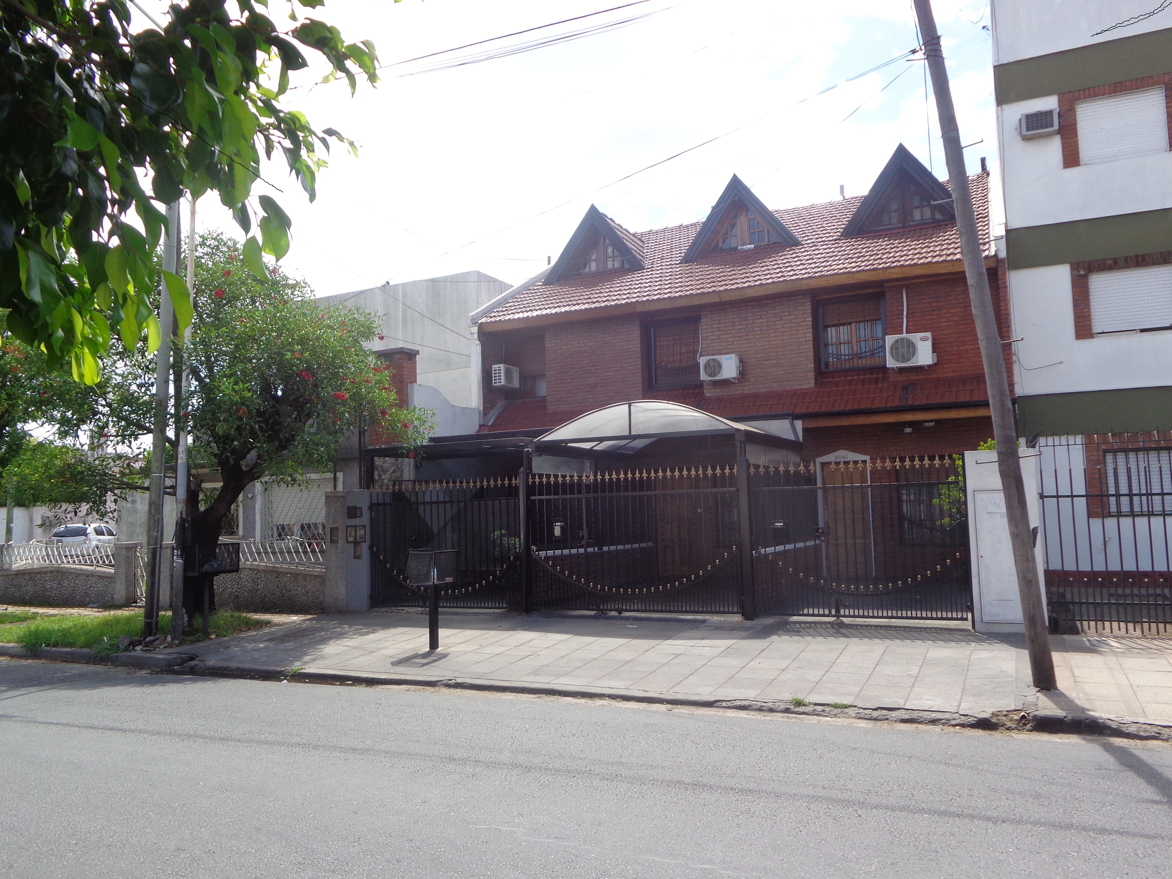 EXCELENTE TRIPLEX CON DETALLES DE CATEGORÍA.