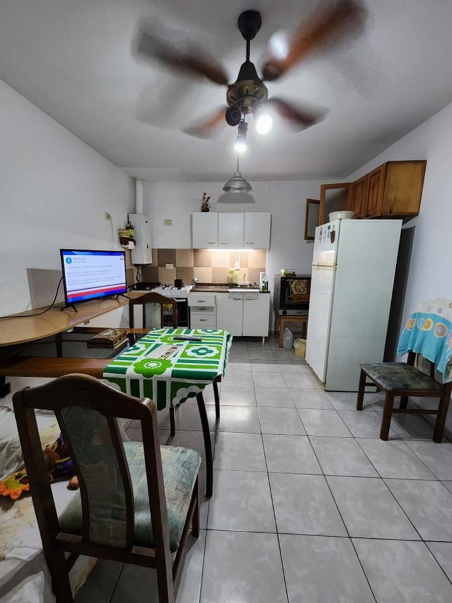 CASA DE 2 DORMITORIOS DE PASILLO. PATIO EXCLUSIVO. PASAJE NEWTON 1500. PB.