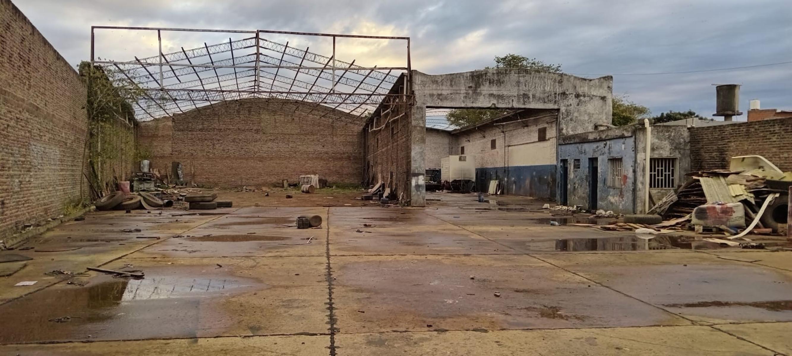 IMPORTANTE TERRENO CON DOS GALPONES CONTIGUOS A TERMINAR Y/O RECICLAR. PUEYRREDON 3800. INGRESO PARA CAMIONES.