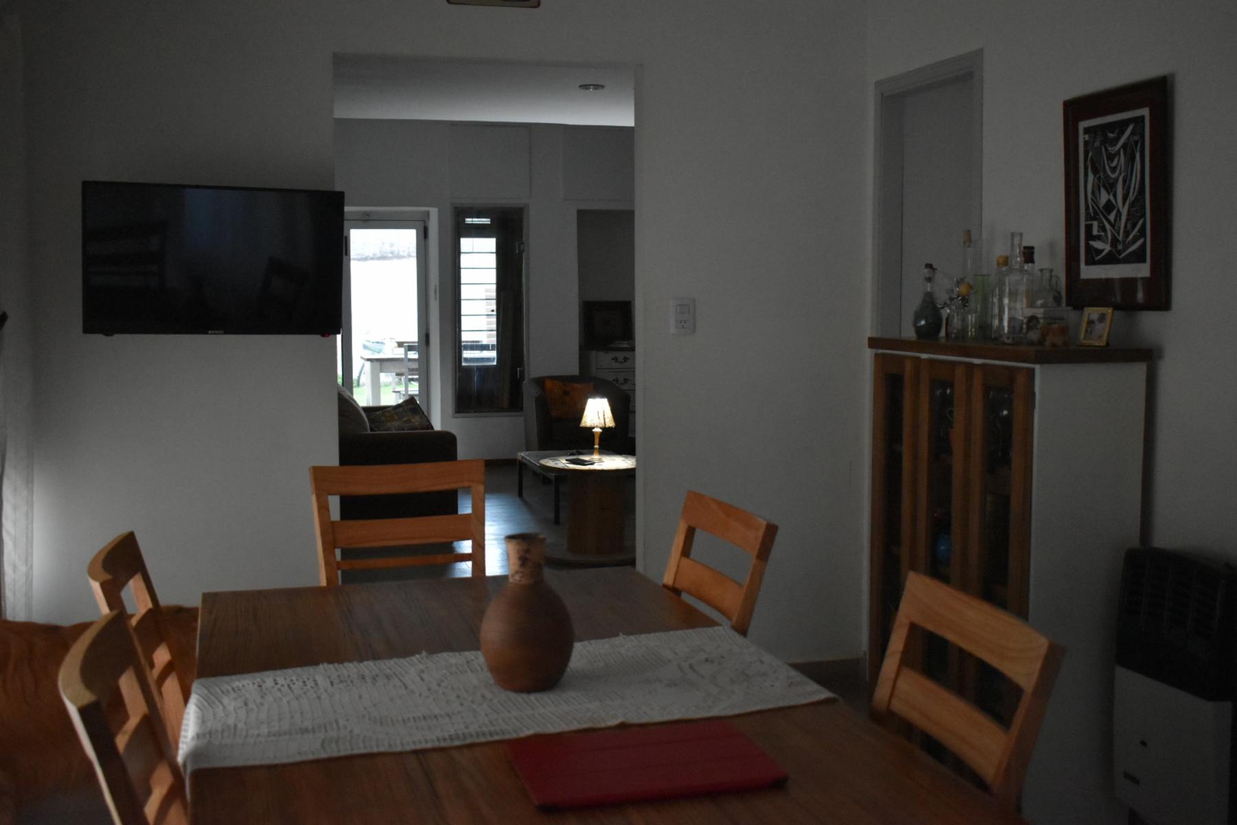 CASA DE 5 AMBIENTES CASTELAR. EXCELENTE ZONA