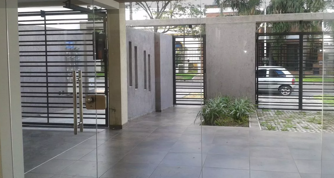 ALQUILER Depto. 3 ambientes en MORON. Con Cochera