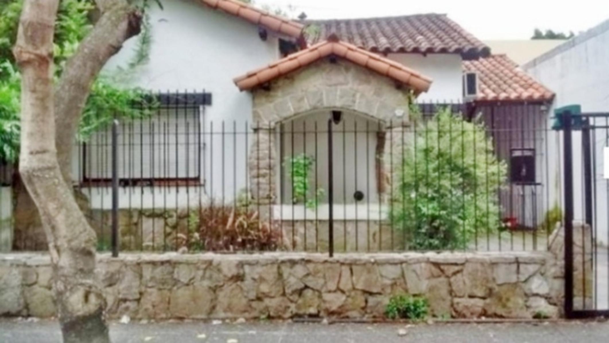 Casa 4 amb. lote propio. Cochera y pileta.