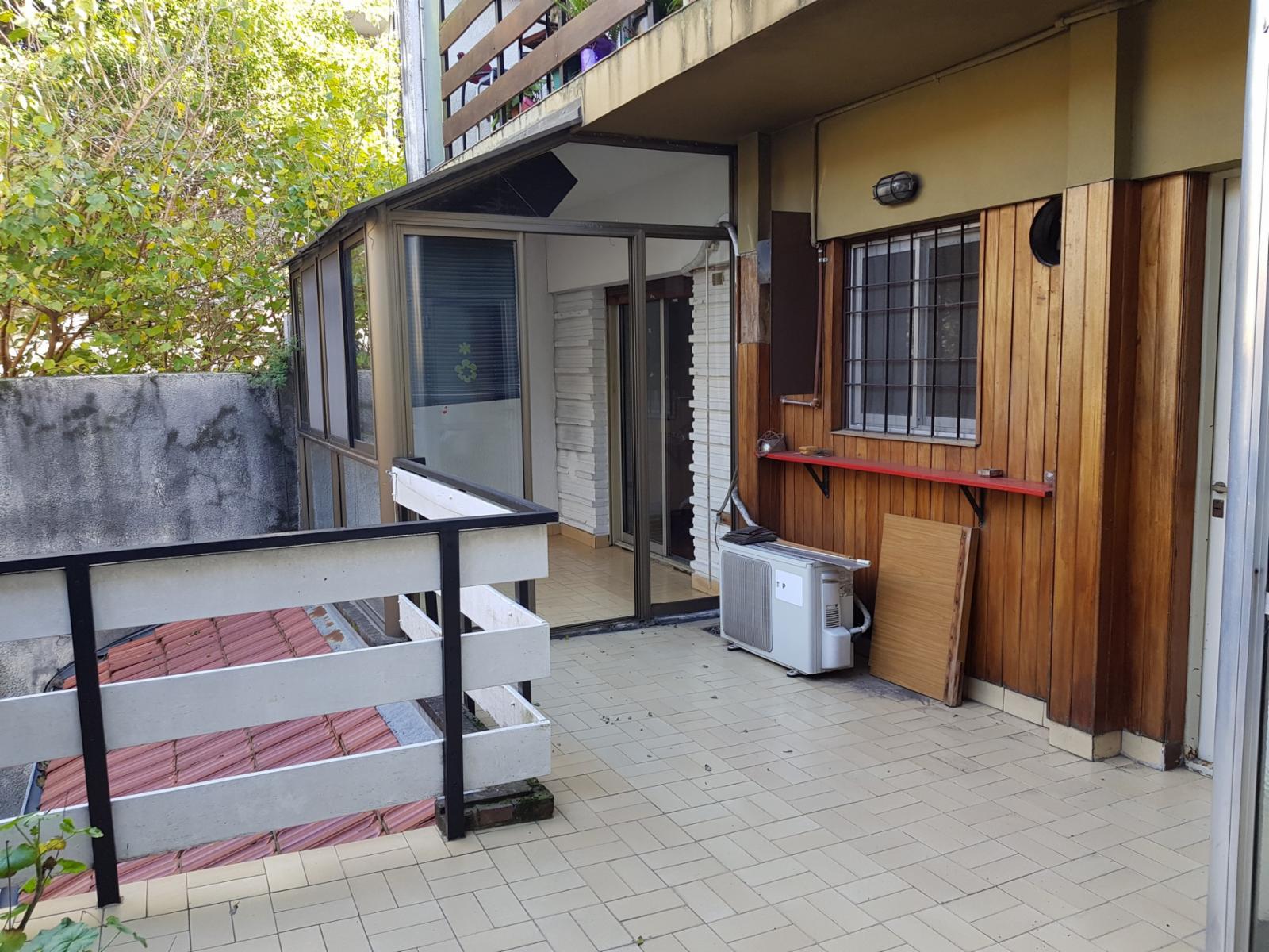 Departamento de 2 amb con terraza. POR ESCALERA.